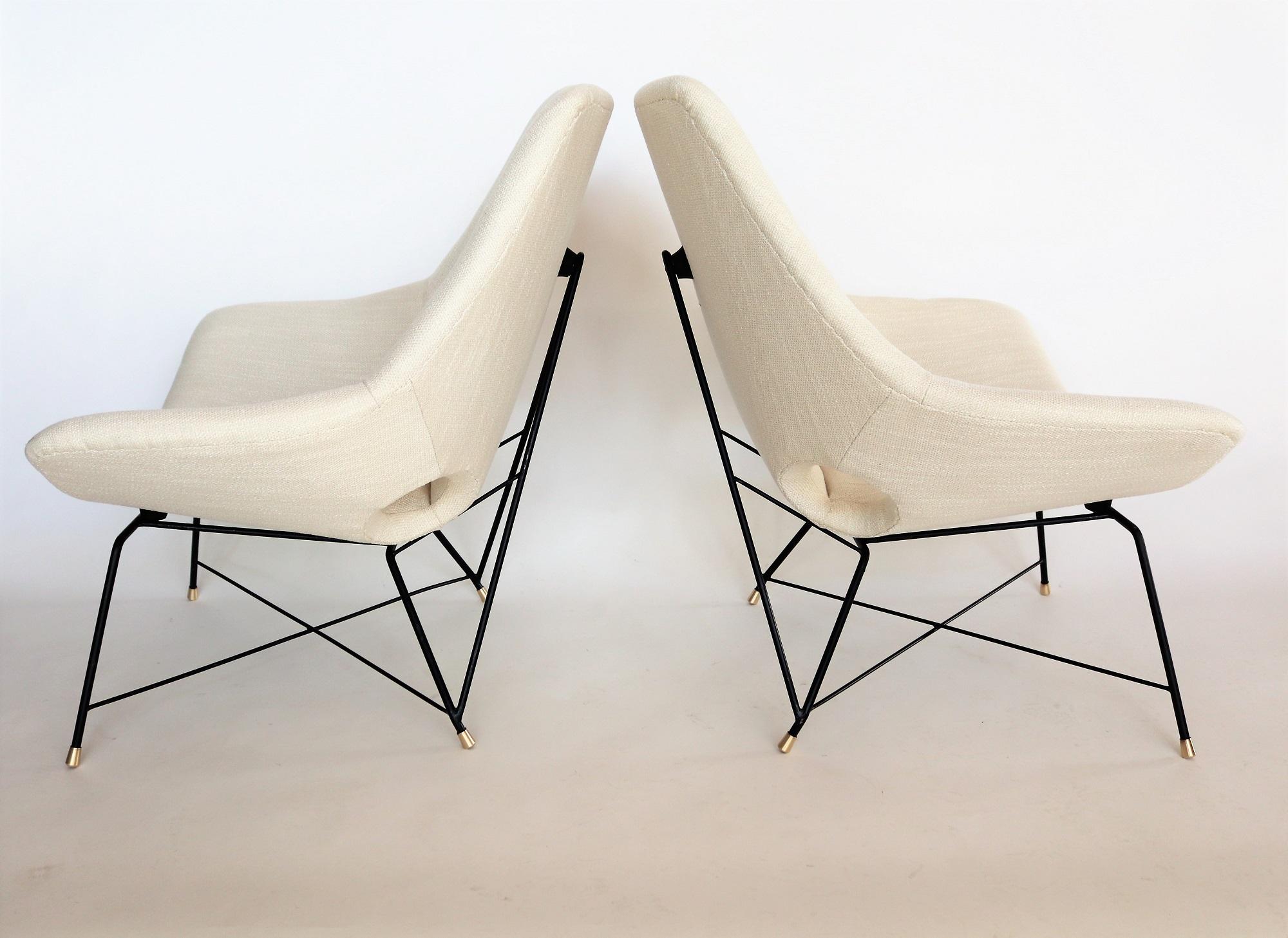 Magnificent pair of original armchairs or lounge chairs designed by Augusto Bozzi in 1954 and produced from Saporiti Italia, Northern Italy during the 1950s.
With original label from the manufacturer.
Both chairs have been completely restored with