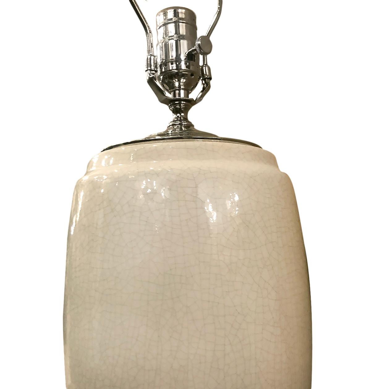 Eine einzelne italienische Tischlampe aus weißem Porzellan aus der Mitte des Jahrhunderts.

Abmessungen:
Höhe: 17