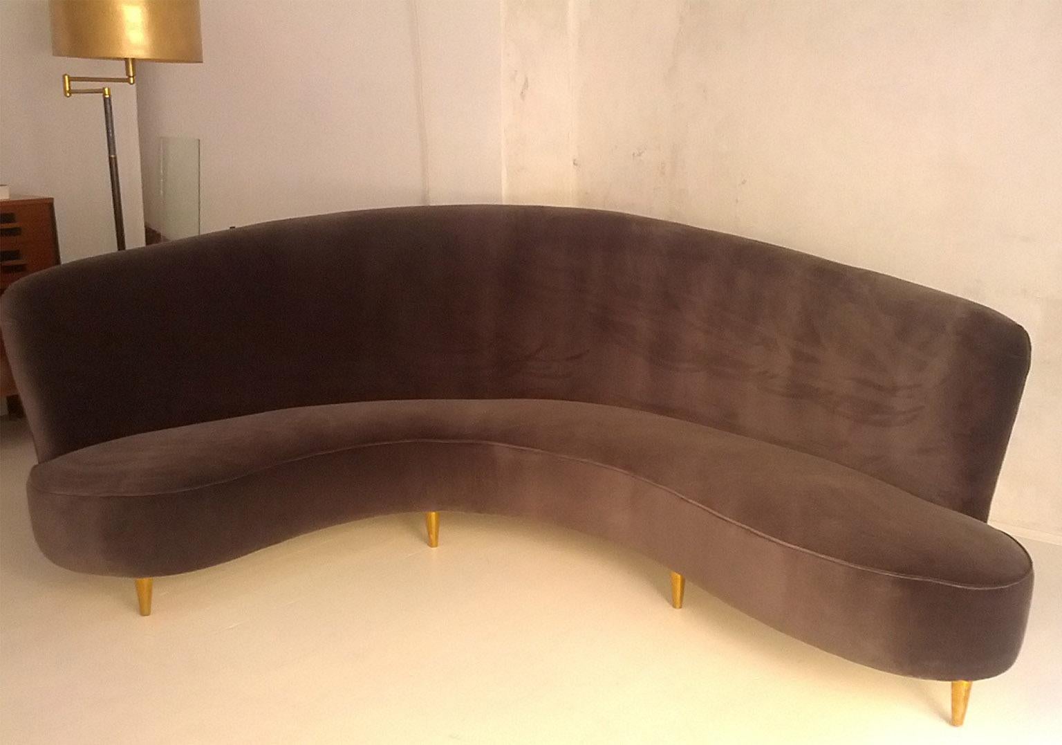 Fine large curved sofa upolstered with dark grey cotton velvet.
The elegant shape is enriched by brass feet.
Attributed to Federico Munari.