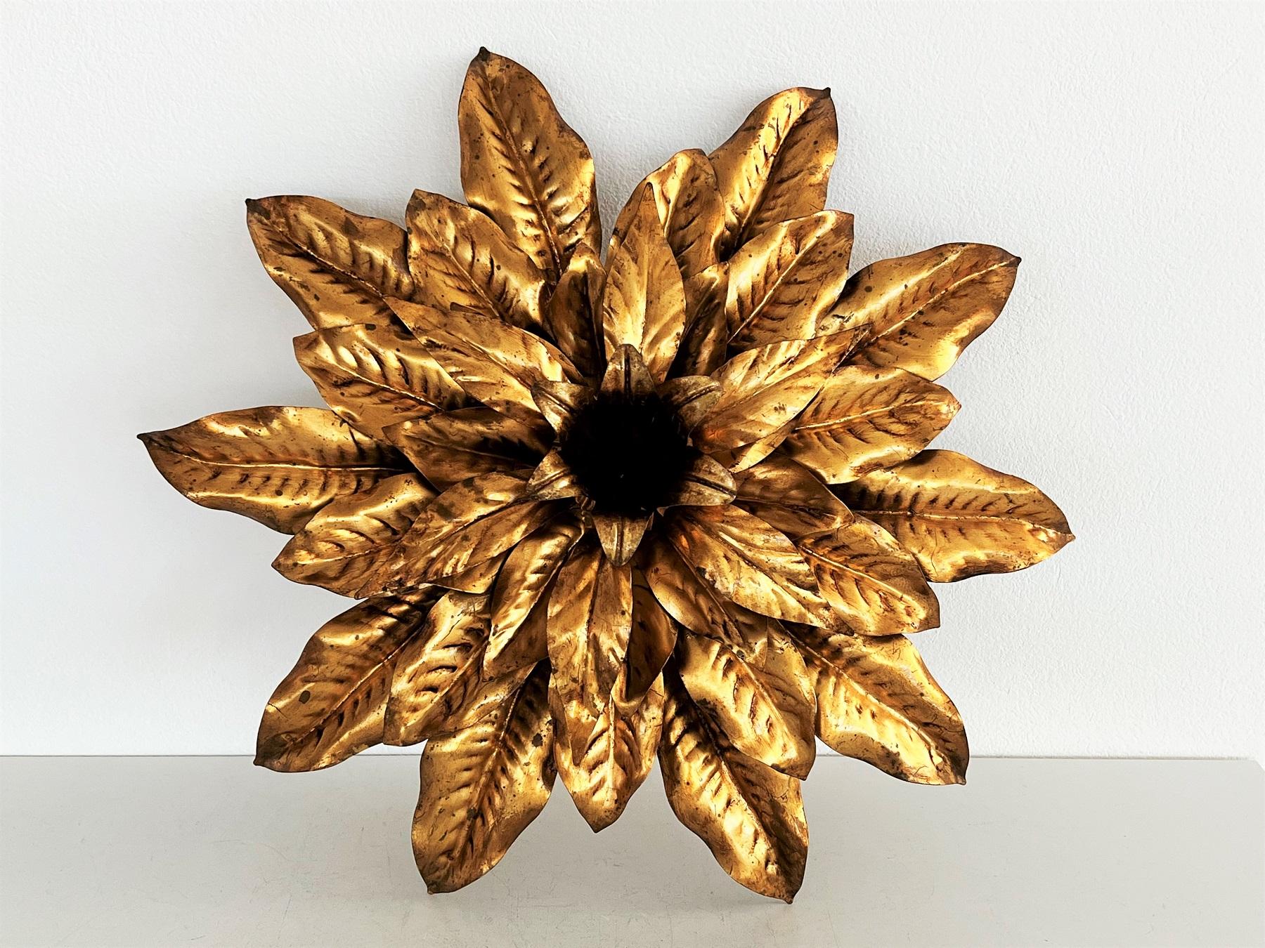 Gorgeous shiny and very large flush mount ceiling light with strong big gilt metal leaves Made in Italy for Hans Kögl in the 1970s.
The ceiling light is heavy and has a beautiful golden color with little patina.
Under the leaves, close to the