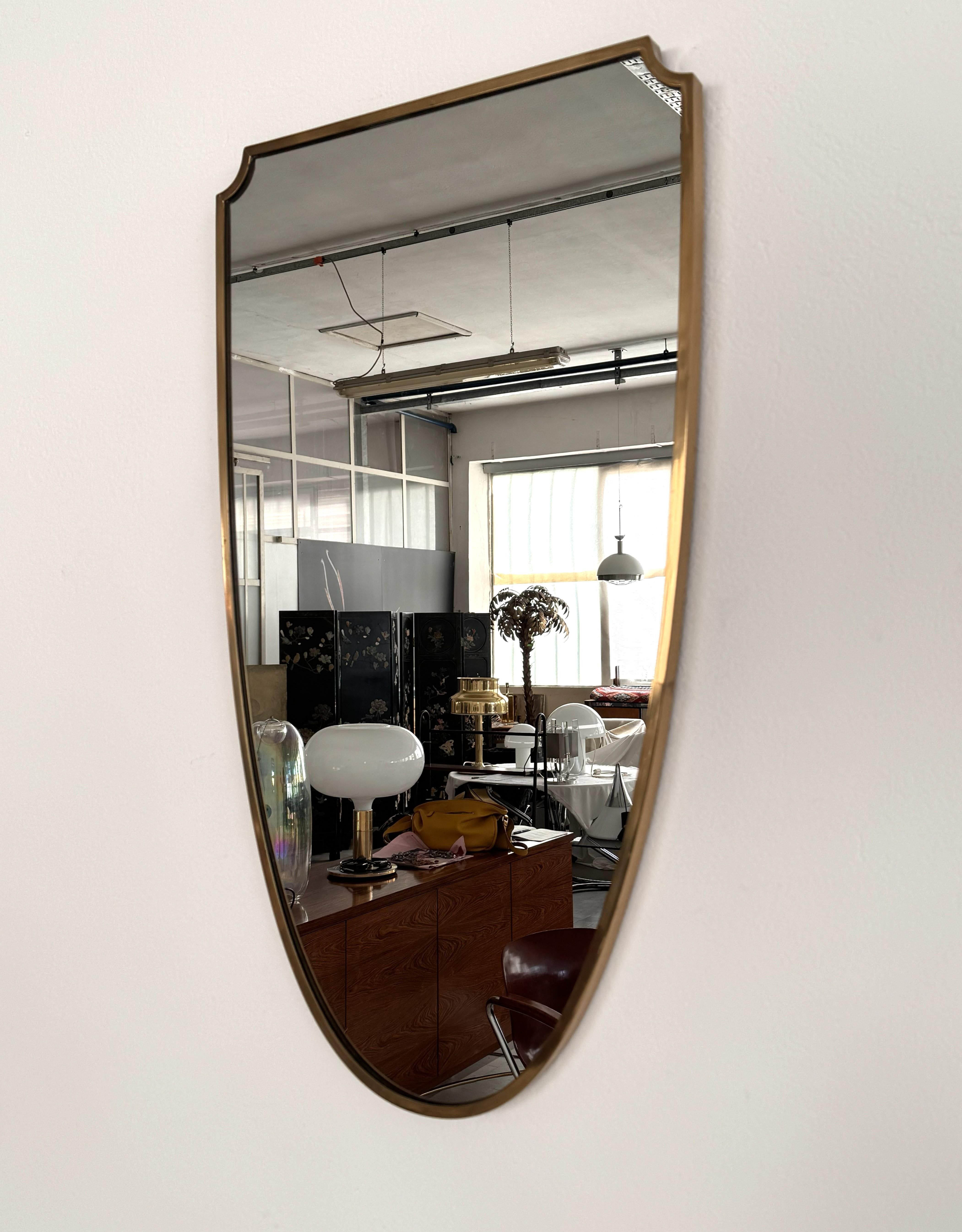 Grand miroir mural vintage original italien du milieu du siècle avec cadre en laiton, années 1970 en vente 5