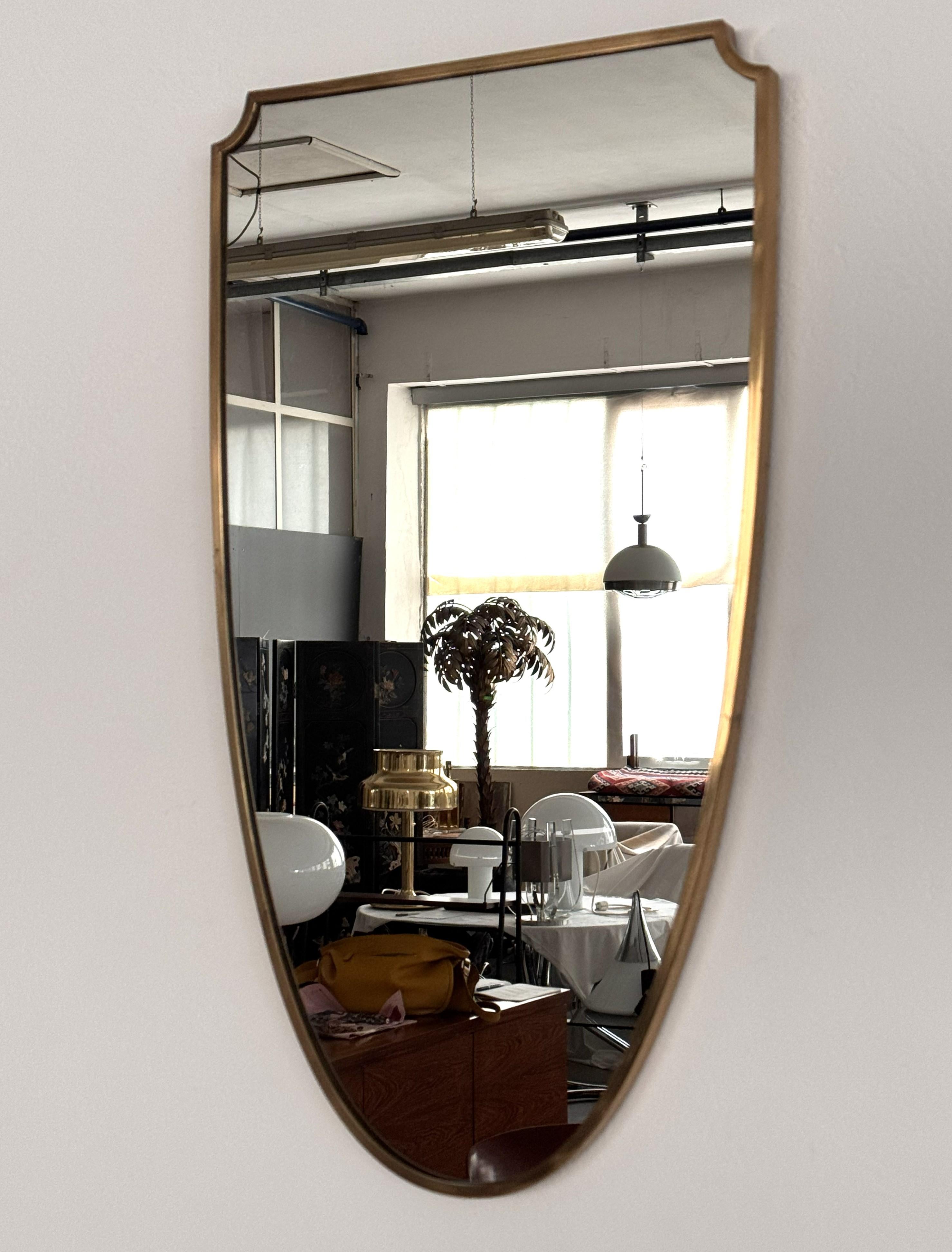 Grand miroir mural original italien du milieu du siècle avec cadre en laiton, années 1970

Magnifique et élégant grand miroir mural vintage avec cadre en laiton massif et verre miroir d'origine.
Fabriqué en Italie dans les années 1970.
Le cadre en