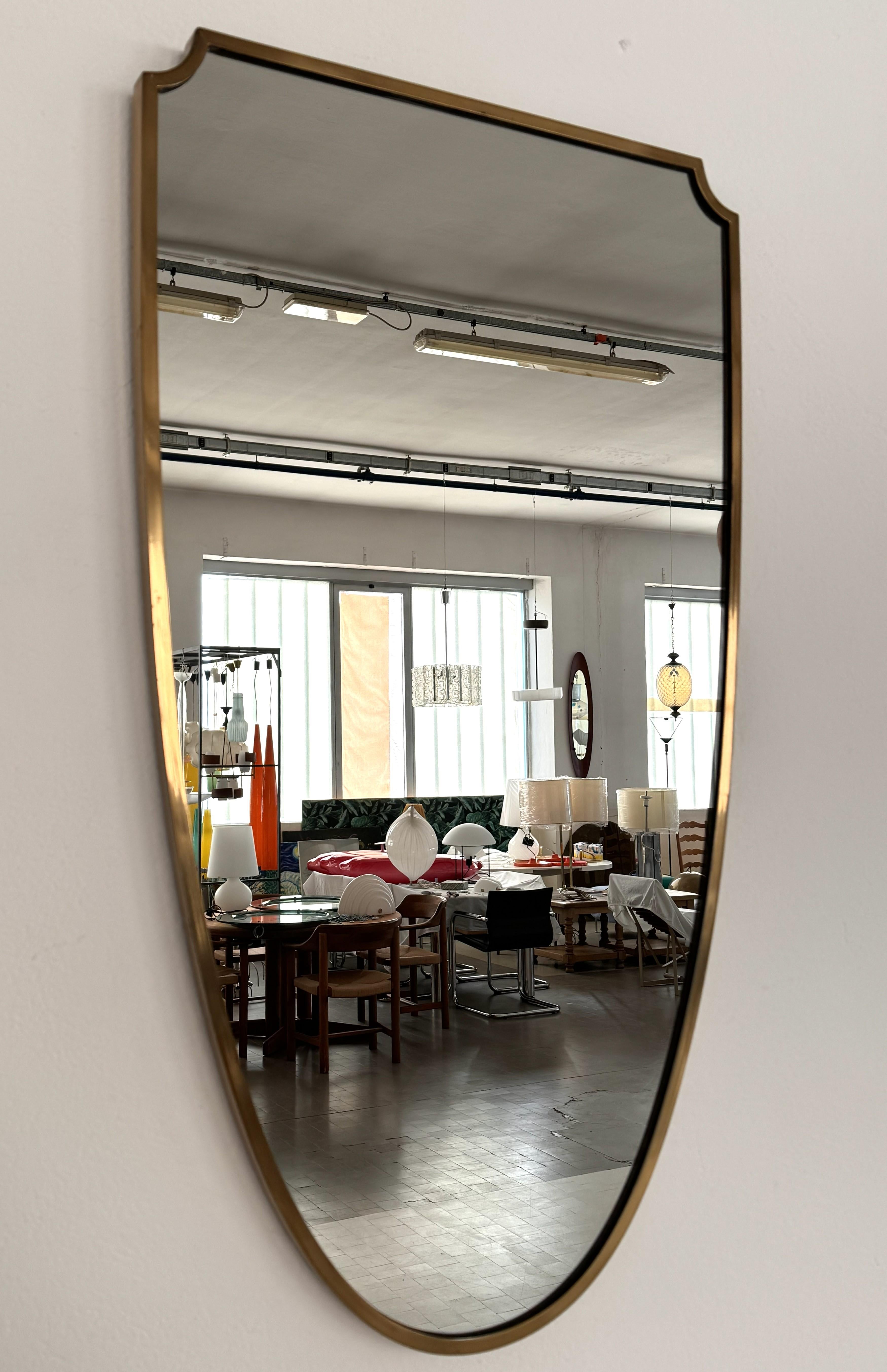 Mid-Century Modern Grand miroir mural vintage original italien du milieu du siècle avec cadre en laiton, années 1970 en vente