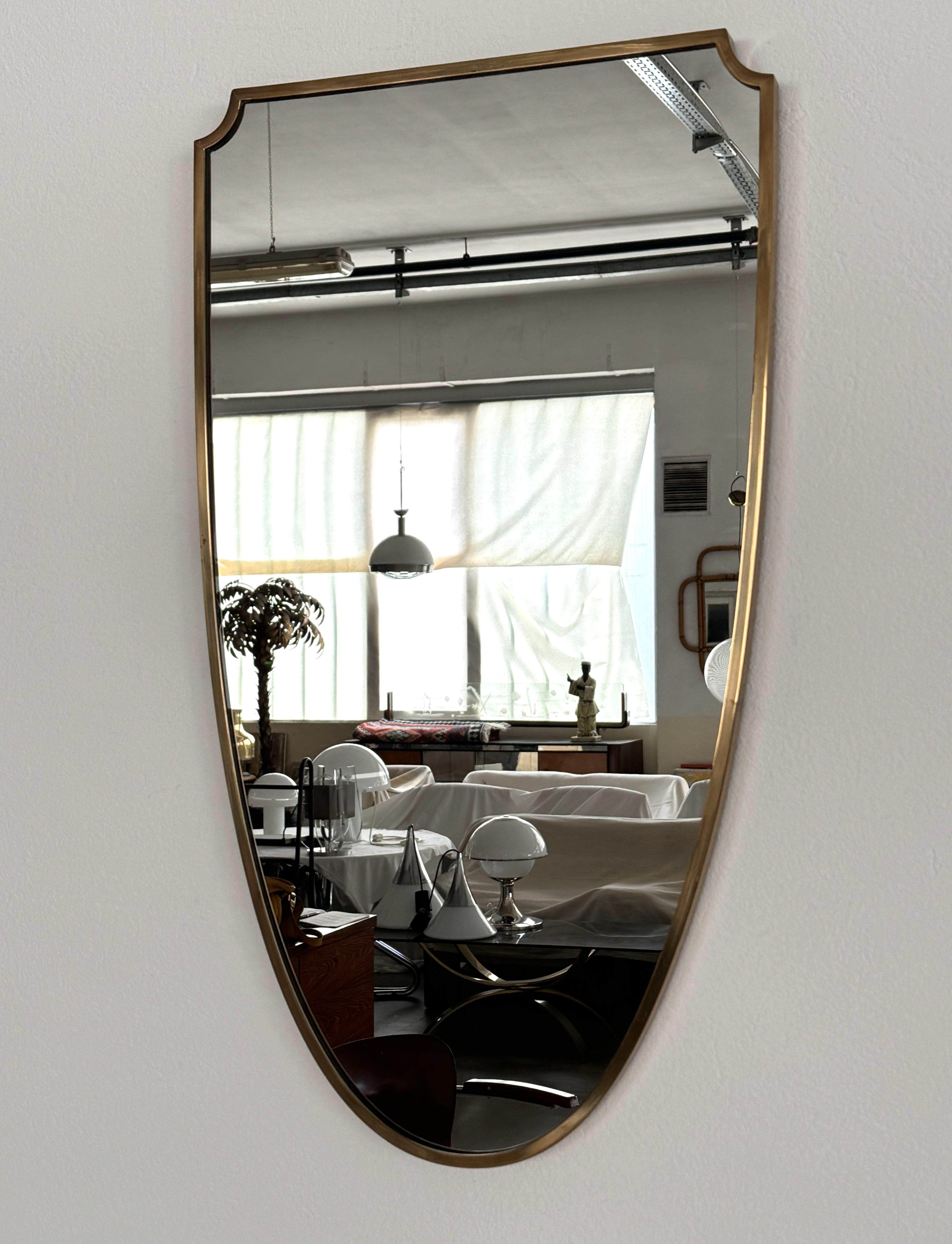 Grand miroir mural vintage original italien du milieu du siècle avec cadre en laiton, années 1970 Bon état - En vente à Morazzone, Varese