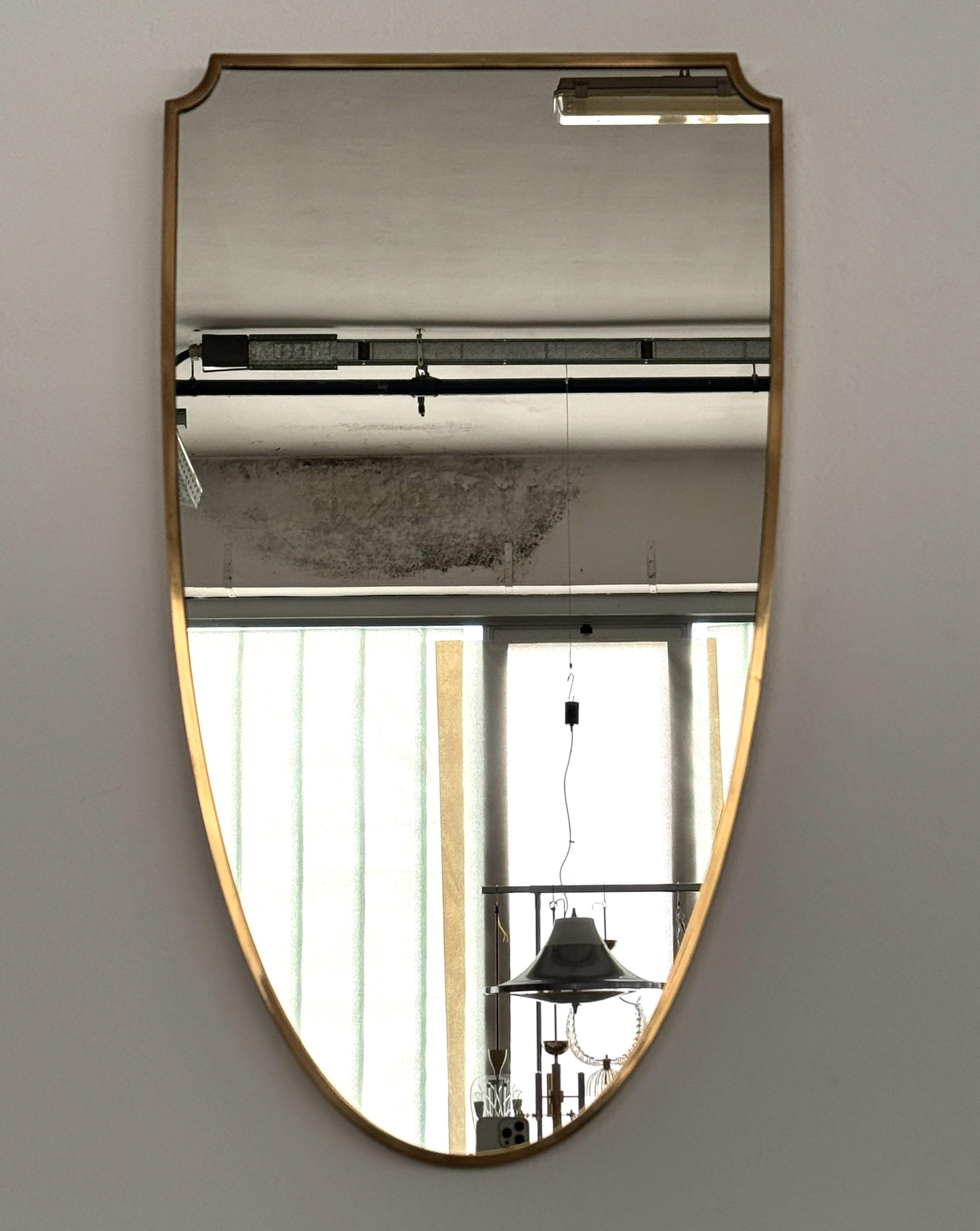 Laiton Grand miroir mural vintage original italien du milieu du siècle avec cadre en laiton, années 1970 en vente