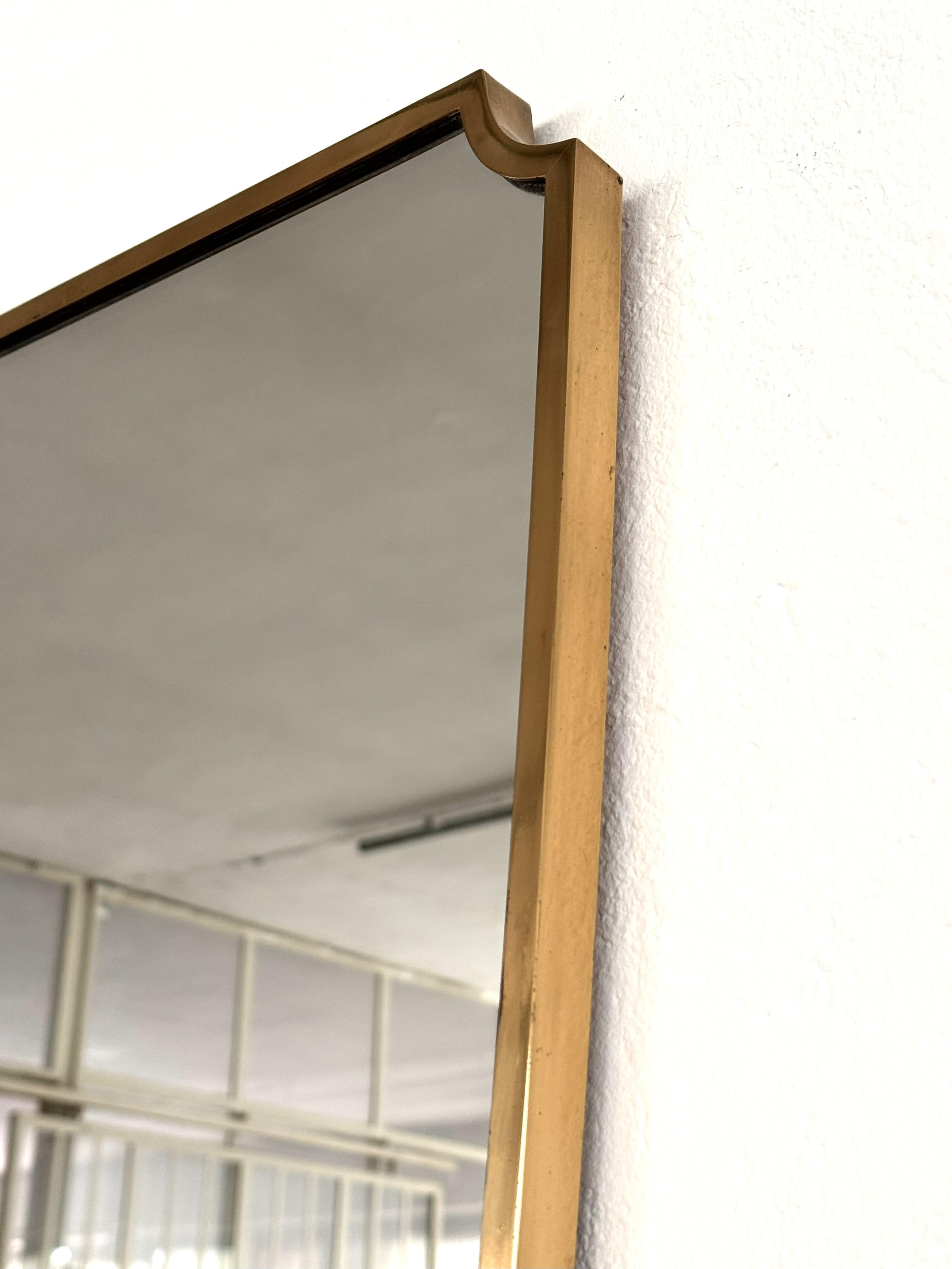 Grand miroir mural vintage original italien du milieu du siècle avec cadre en laiton, années 1970 en vente 1