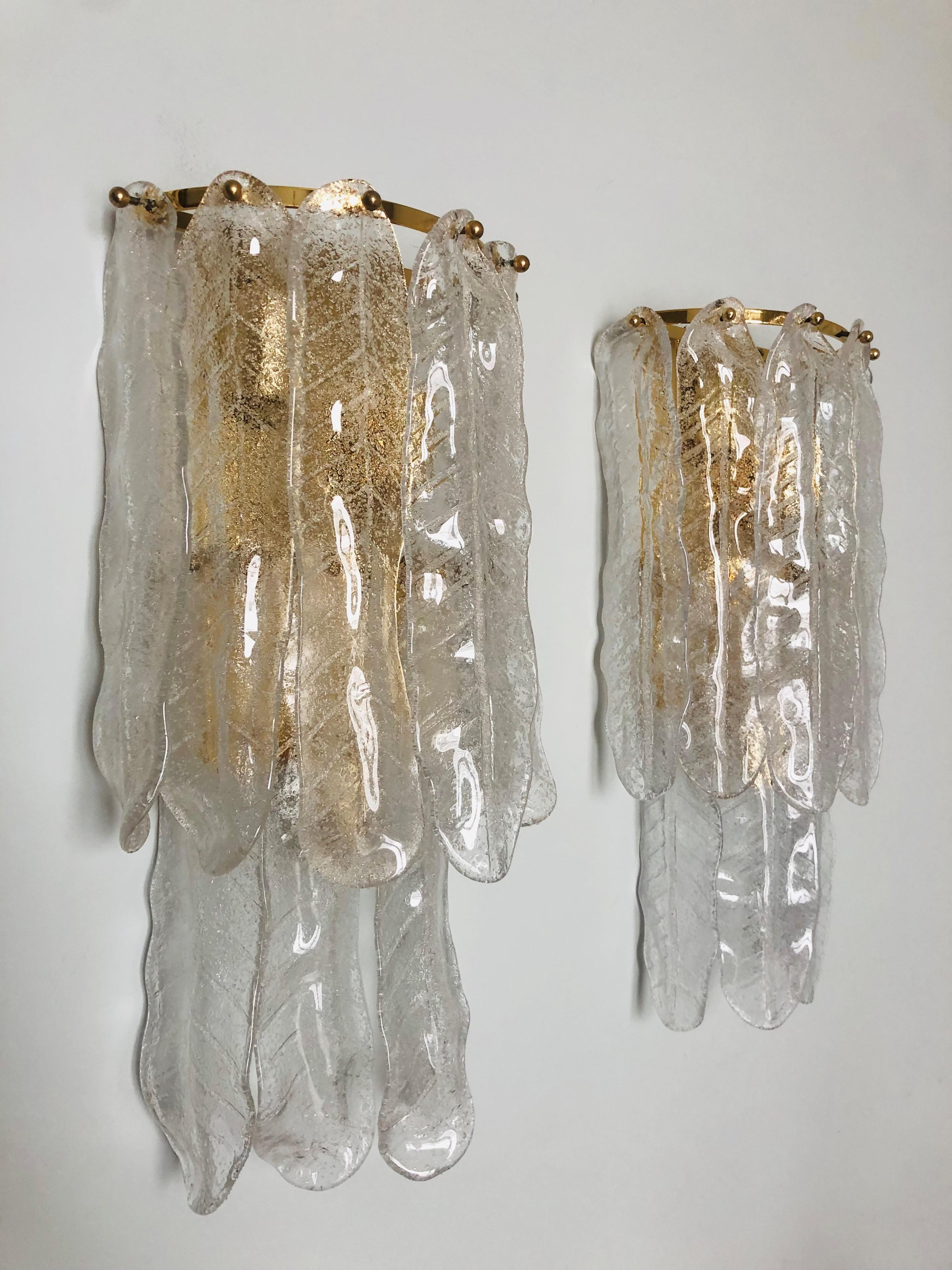 Meravigliosa, bella e lunga Coppia di applique italiane in vetro di Murano trasparente degli anni '70. Questi apparecchi sono stati realizzati negli anni '70 in Italia.
Ogni applique è composta da 10 unità di vetro di Murano e struttura in