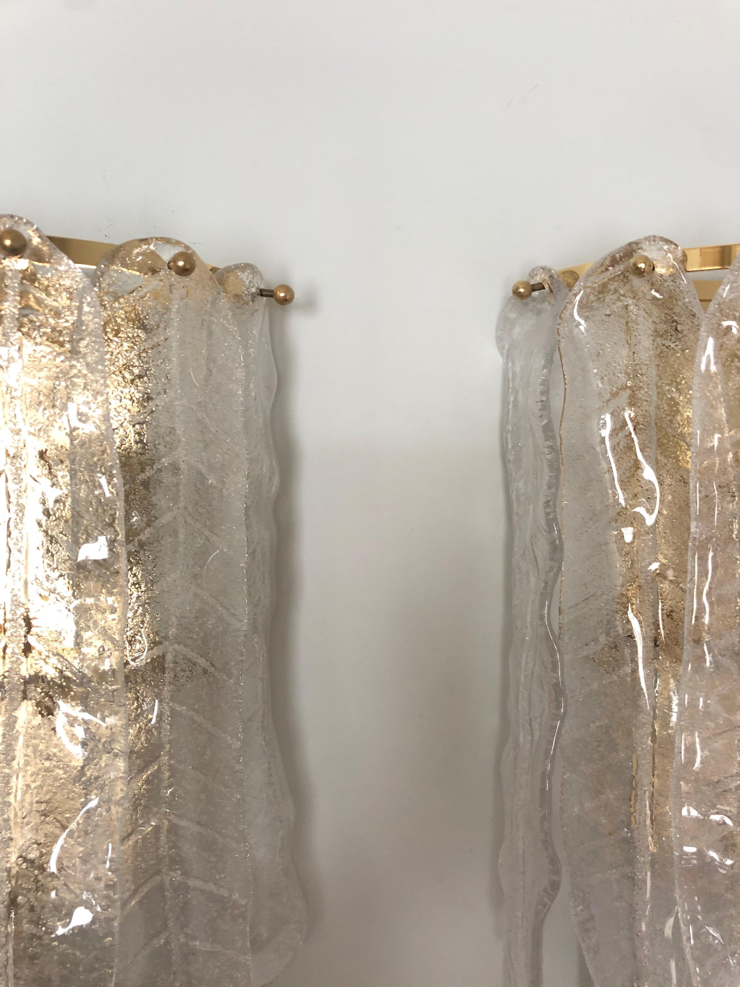 Ottone Coppia di grandi lampade da parete a foglia di Murano di Mazzega Murano, anni '70. in vendita