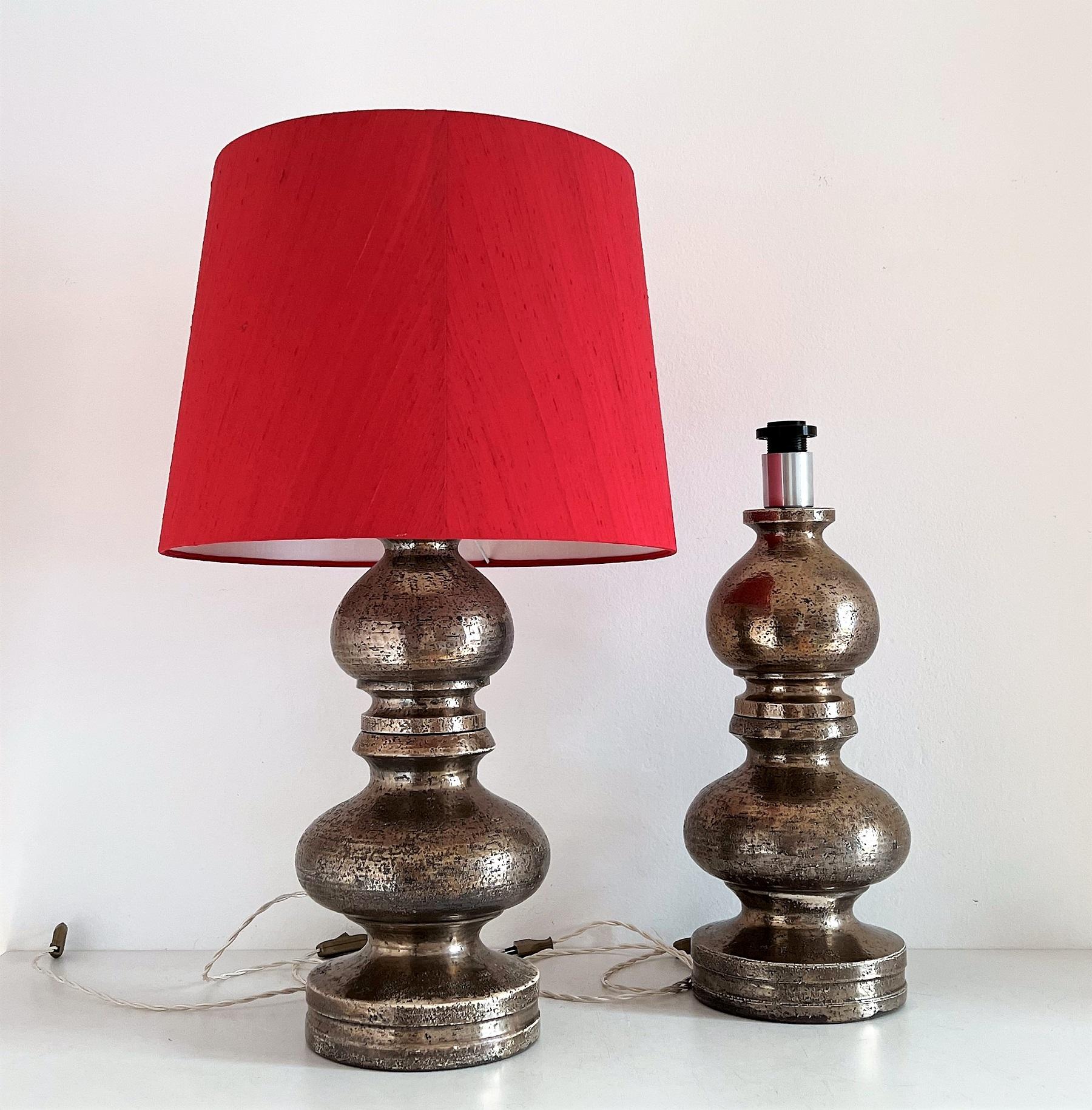 Magnifique et assez rare ensemble de deux grandes lampes en poterie conçues par Aldo Londi et fabriquées par Bitossi, Italie, au cours des années 1960.
Fabriqué en poterie lourde - céramique et émaillé dans une magnifique couleur argentée ou platine