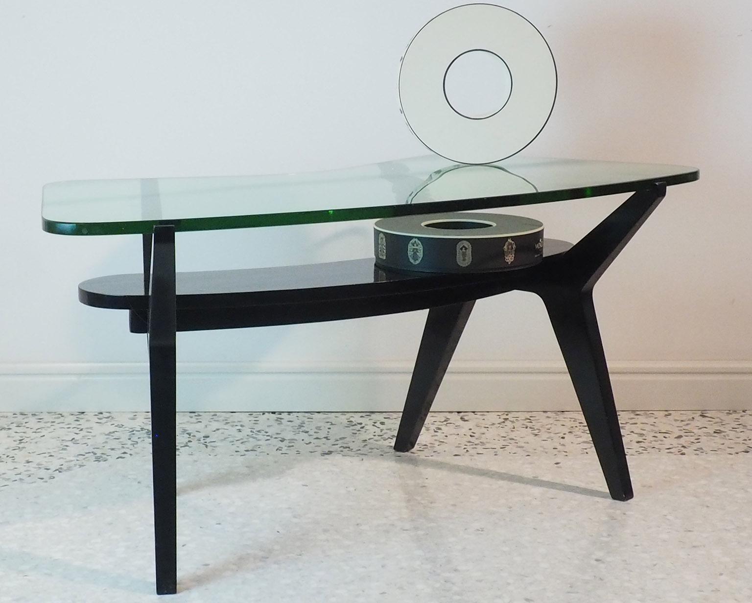 Extraordinary coffee table, with beautiful organic shape, typical of Italian midcentury style, designed by the great Italian architect Melchiorre Bega in Bologna.
Unique example
The strong structure in ebonized wood hold a thick original 'Verde