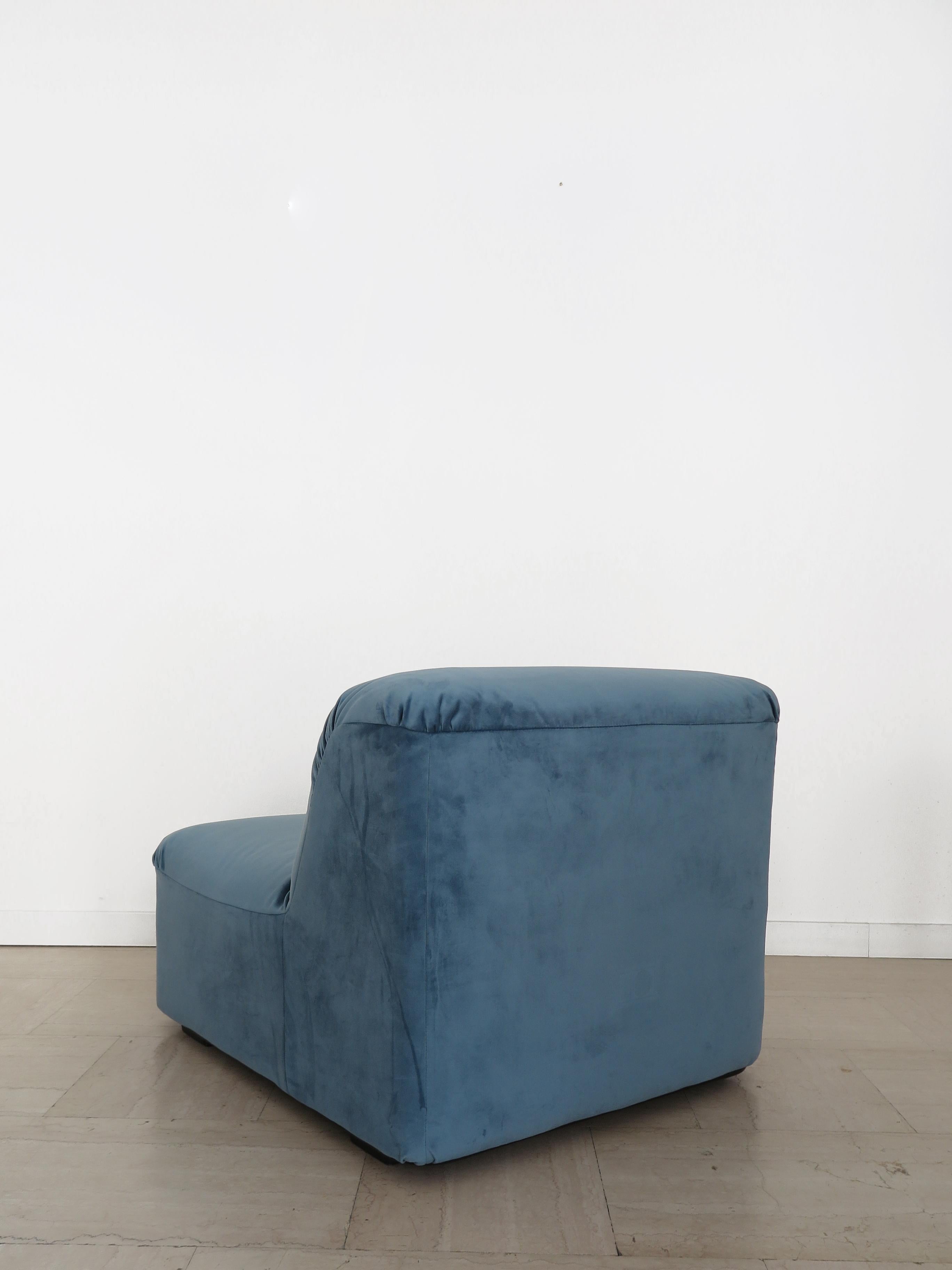 Fauteuils italiens du milieu du siècle en velours bleu clair 1970 en vente 4