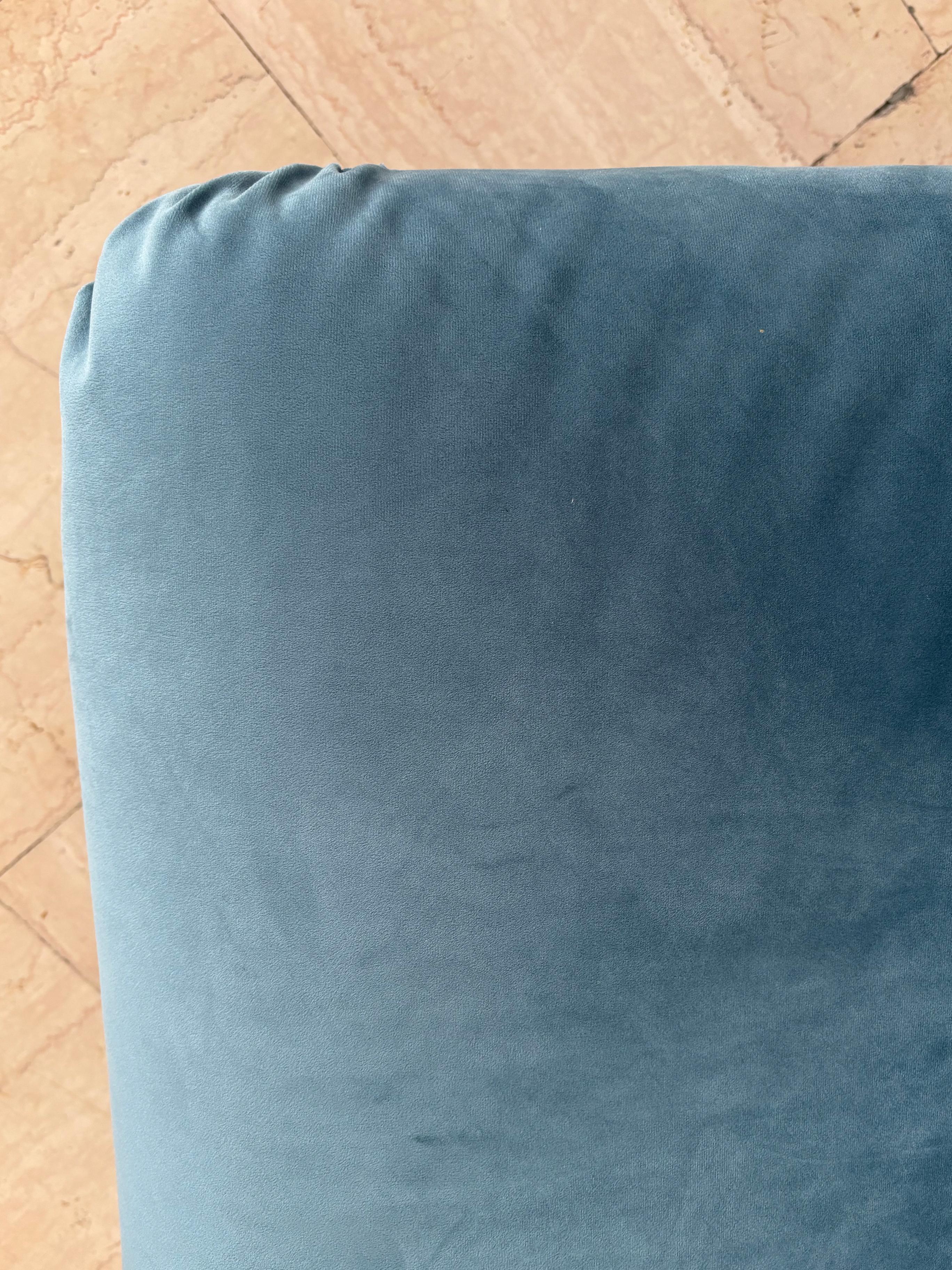 Fauteuils italiens du milieu du siècle en velours bleu clair 1970 en vente 6