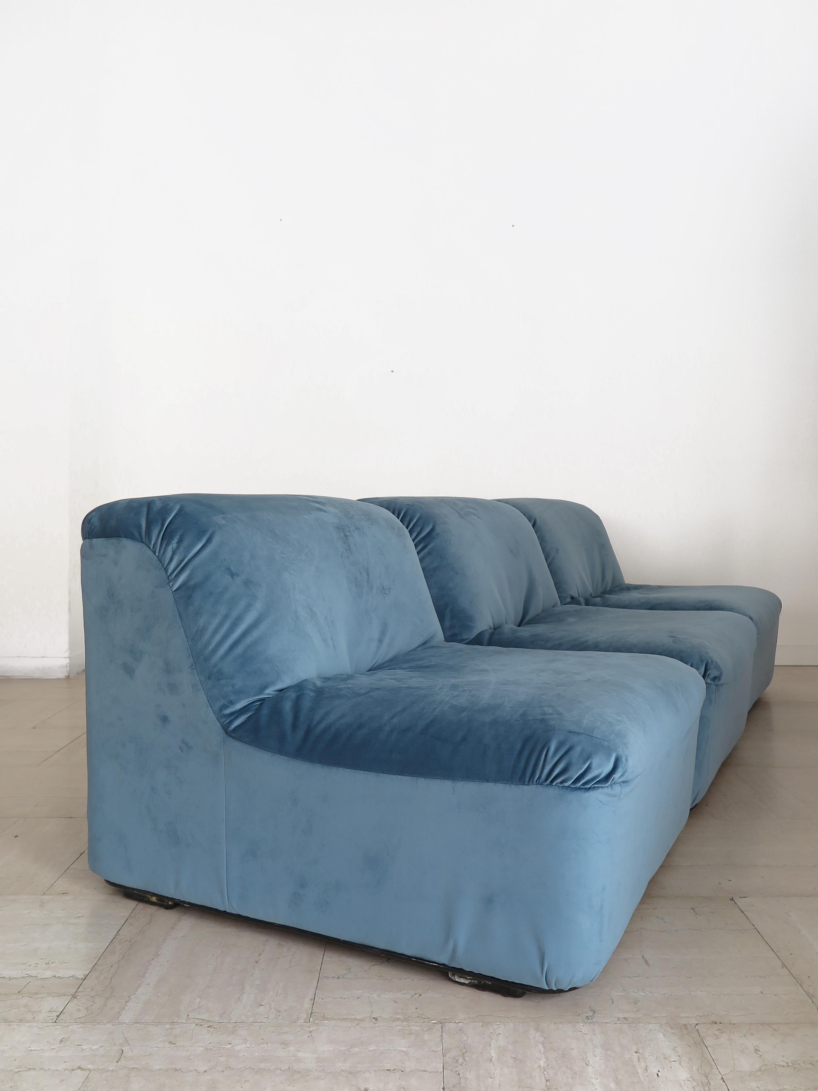 Mid-Century Modern Fauteuils italiens du milieu du siècle en velours bleu clair 1970 en vente