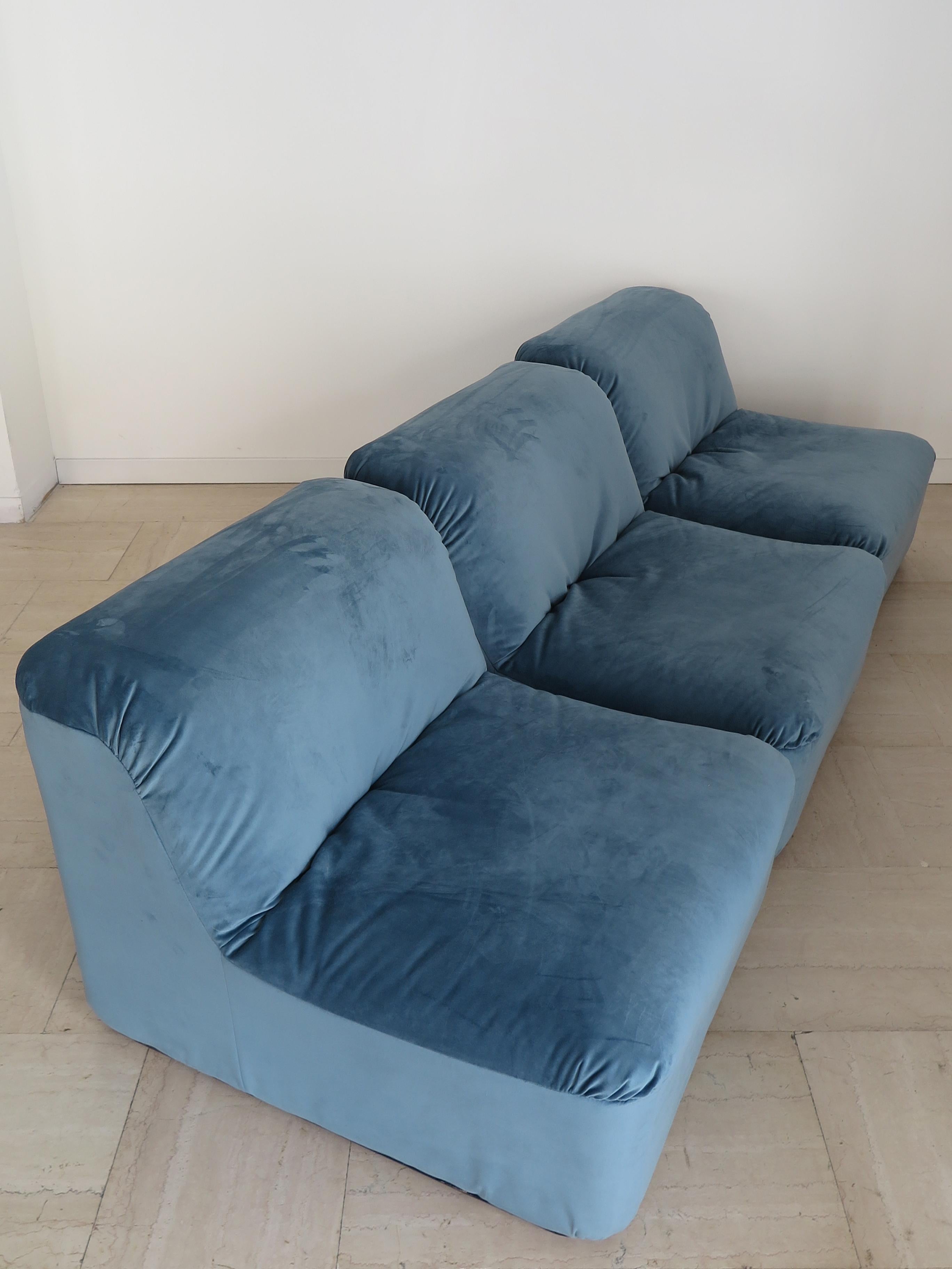 Fauteuils italiens du milieu du siècle en velours bleu clair 1970 Bon état - En vente à Reggio Emilia, IT