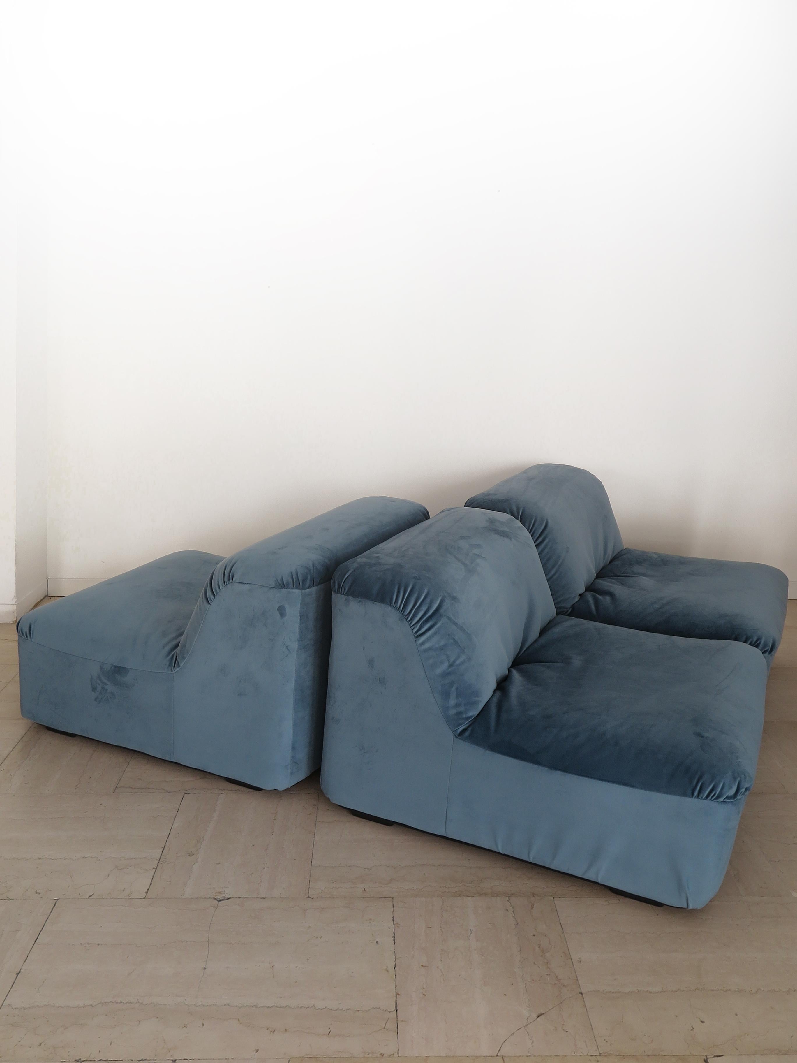 Fin du 20e siècle Fauteuils italiens du milieu du siècle en velours bleu clair 1970 en vente