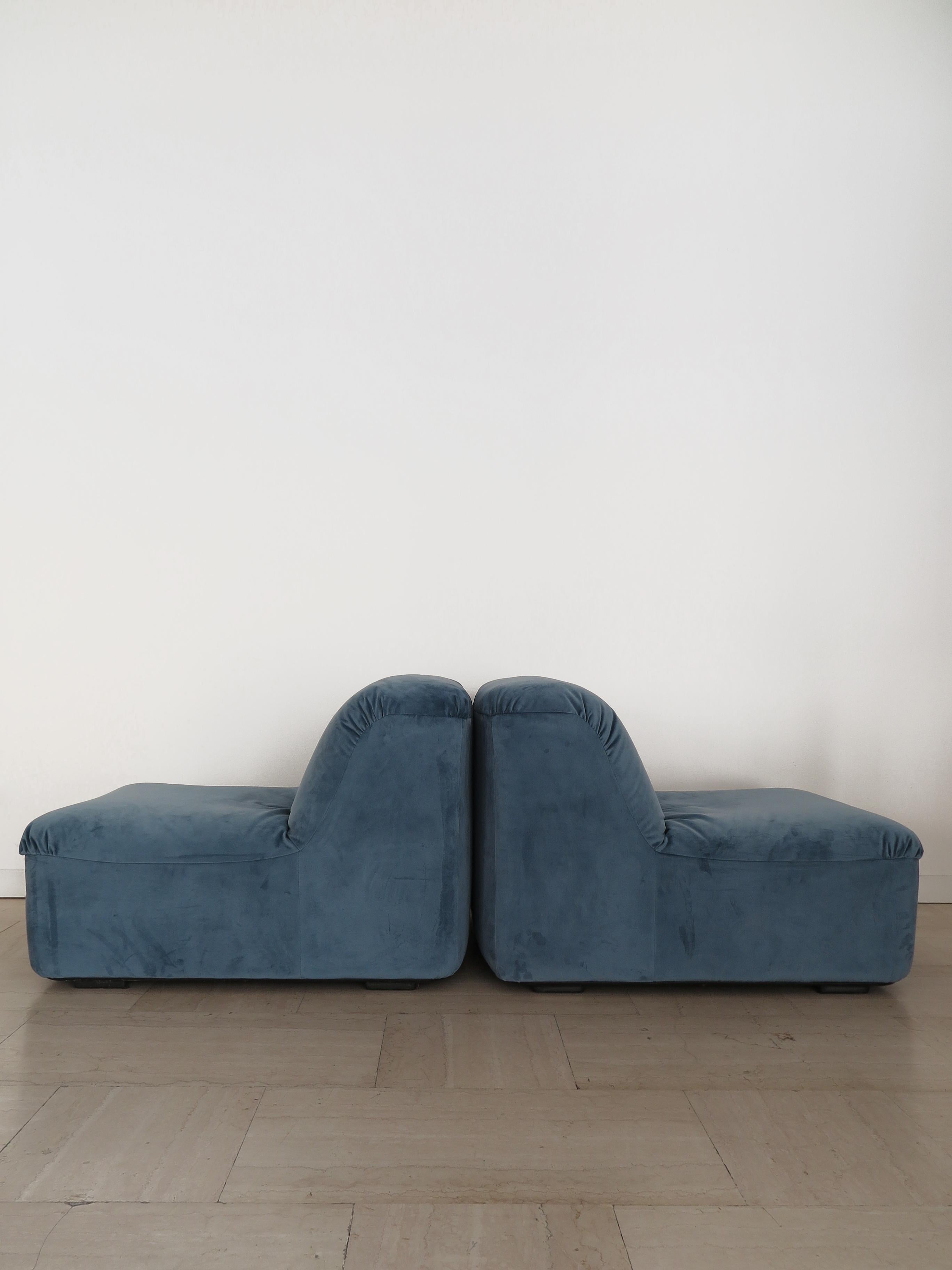 Velours Fauteuils italiens du milieu du siècle en velours bleu clair 1970 en vente