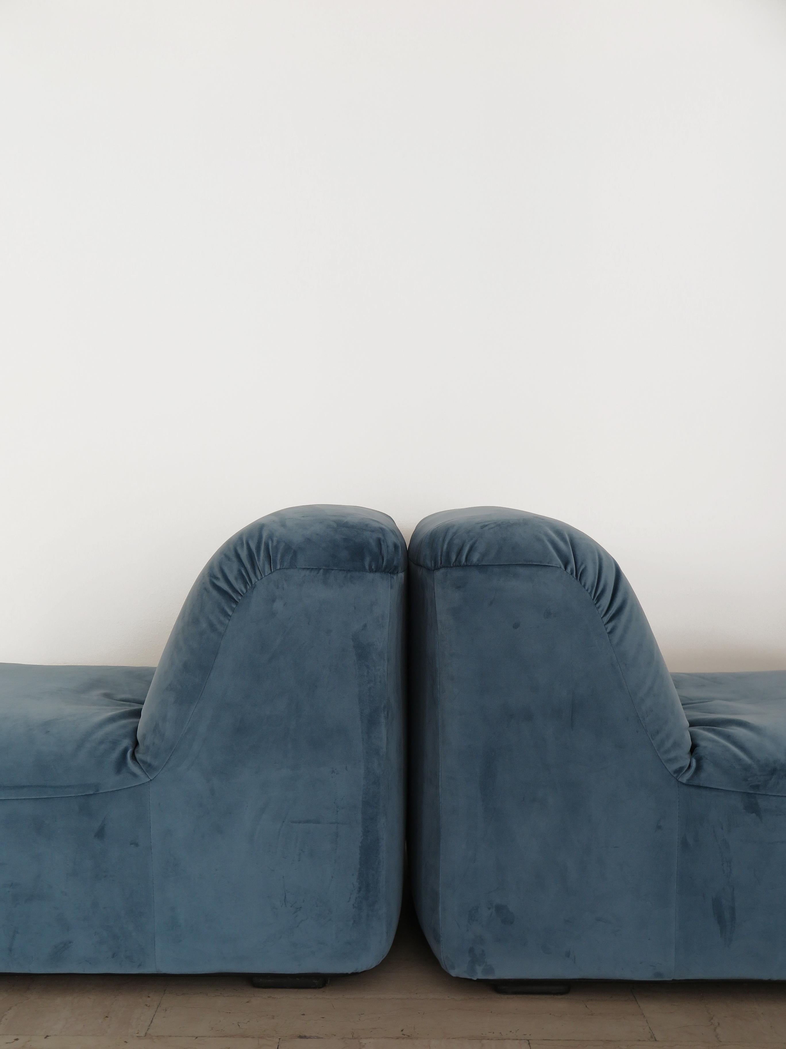 Fauteuils italiens du milieu du siècle en velours bleu clair 1970 en vente 1