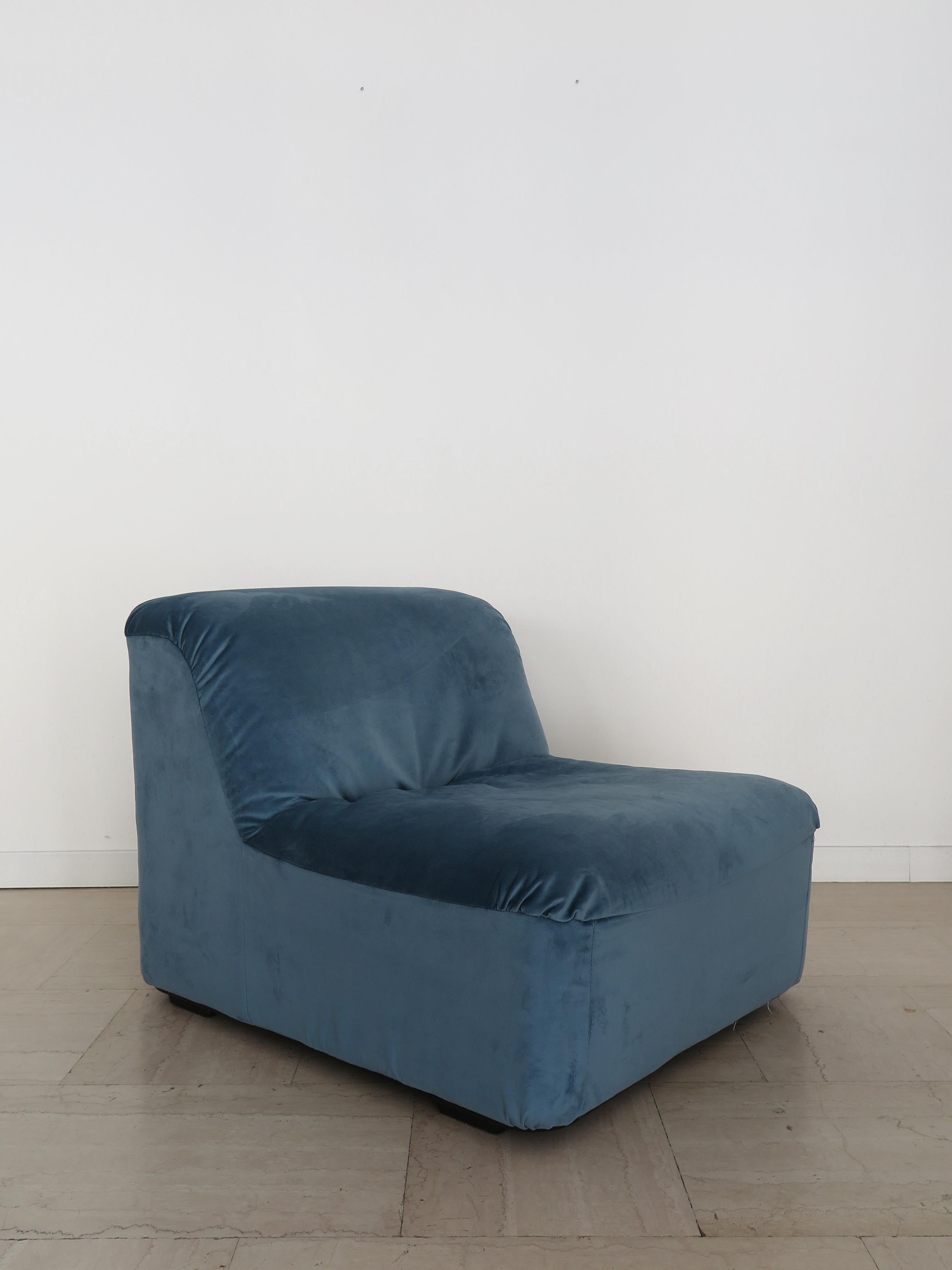Fauteuils italiens du milieu du siècle en velours bleu clair 1970 en vente 2