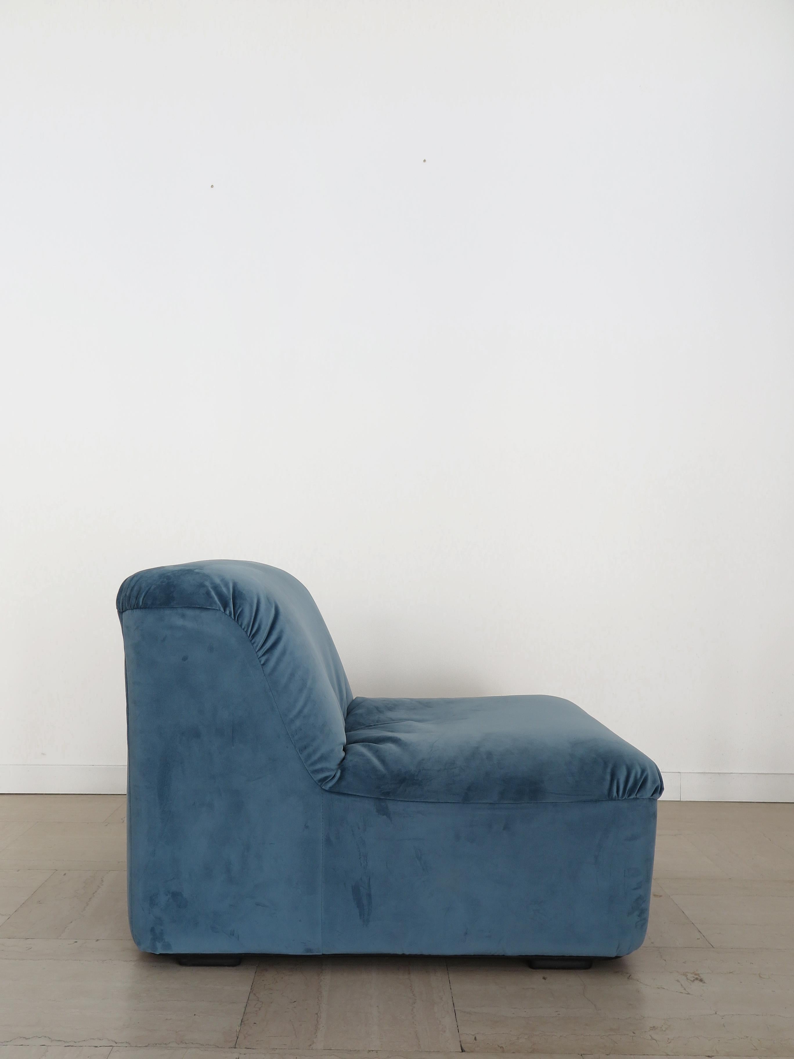Fauteuils italiens du milieu du siècle en velours bleu clair 1970 en vente 3