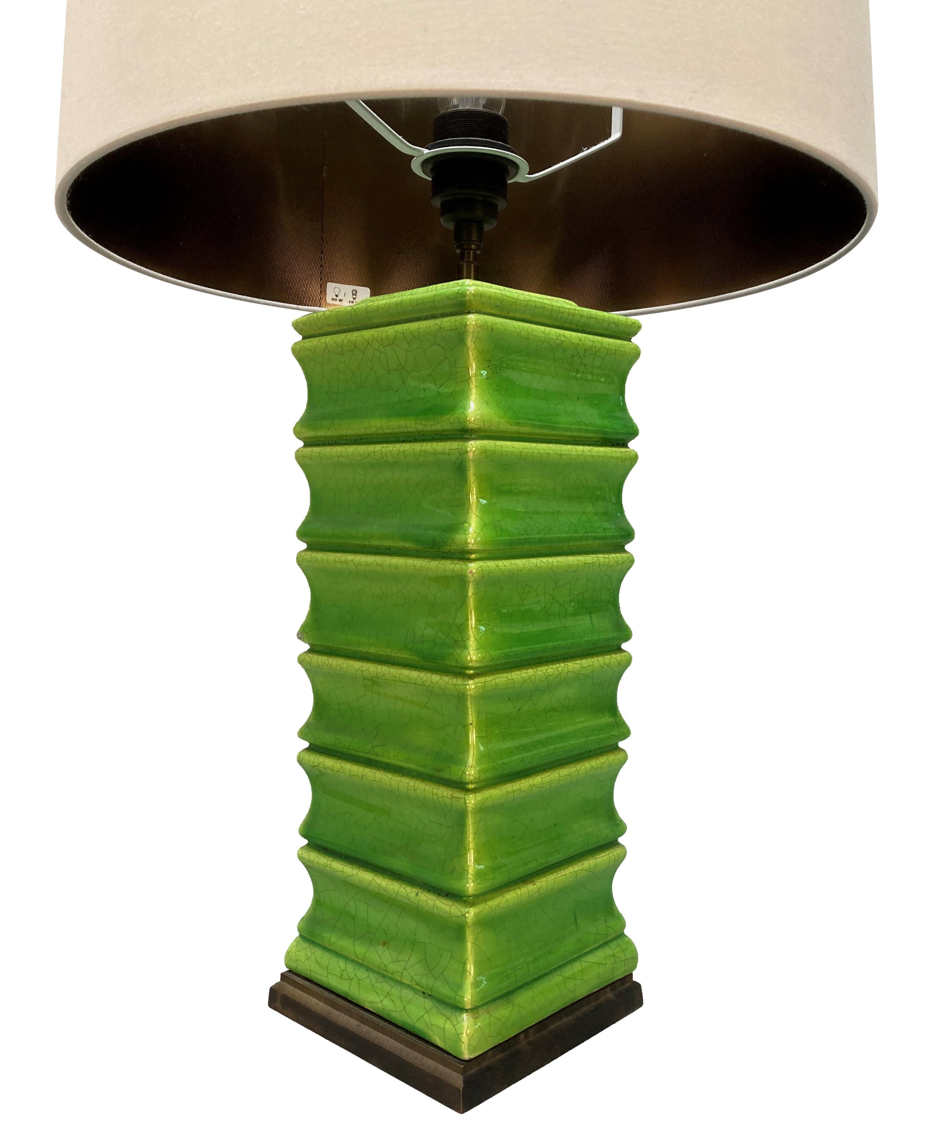 Lampe italienne du milieu du siècle, émaillée vert lime, avec un motif de bambou. Avec une base en bois et un abat-jour doublé de cuivre.