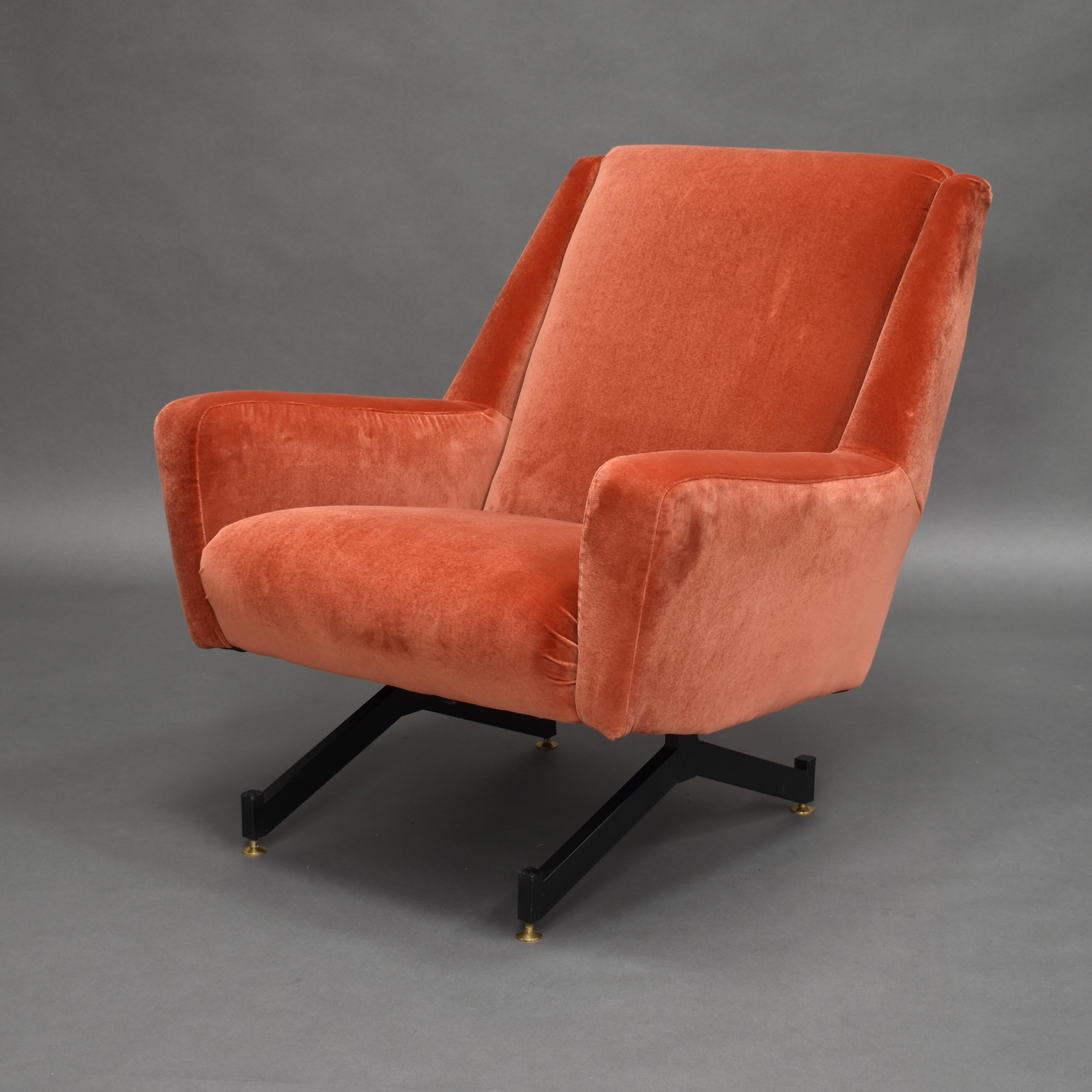 Gorgeous Italian armchair with new copper pink velvet upholstery.

It features a black lacquered metal base and four brass feet that can be adjusted in height by turning the feet (for leveling). The metal base gives the chair a floating