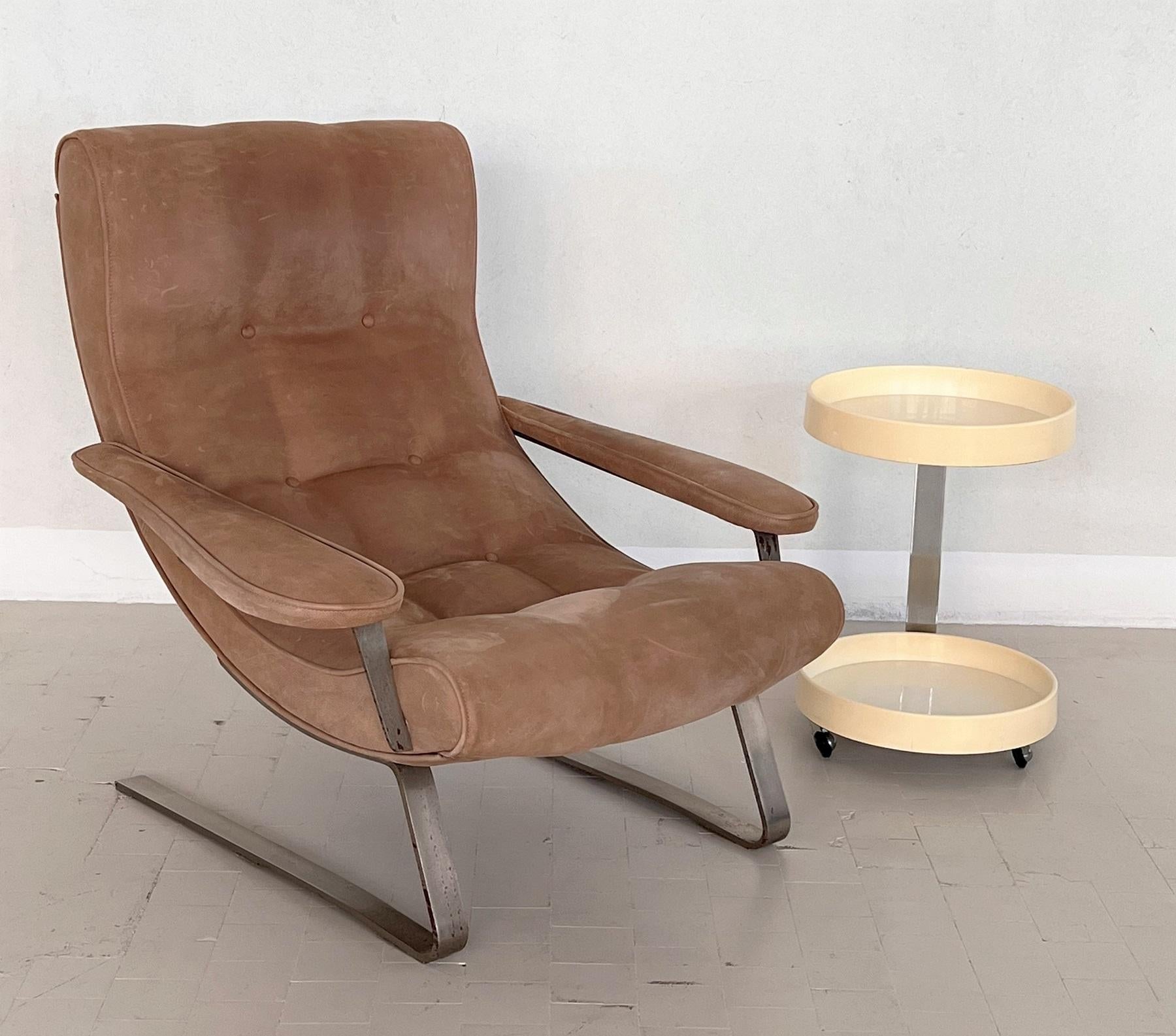 Grande chaise longue conçue par Guido Bonzani, fabriquée par Tecnosalotto dans les années 1970, Italie.
La chaise a des pieds à ressort en acier solide et sont chromés ; la plaque chromée montre des signes d'utilisation et d'usure, ce qui donne