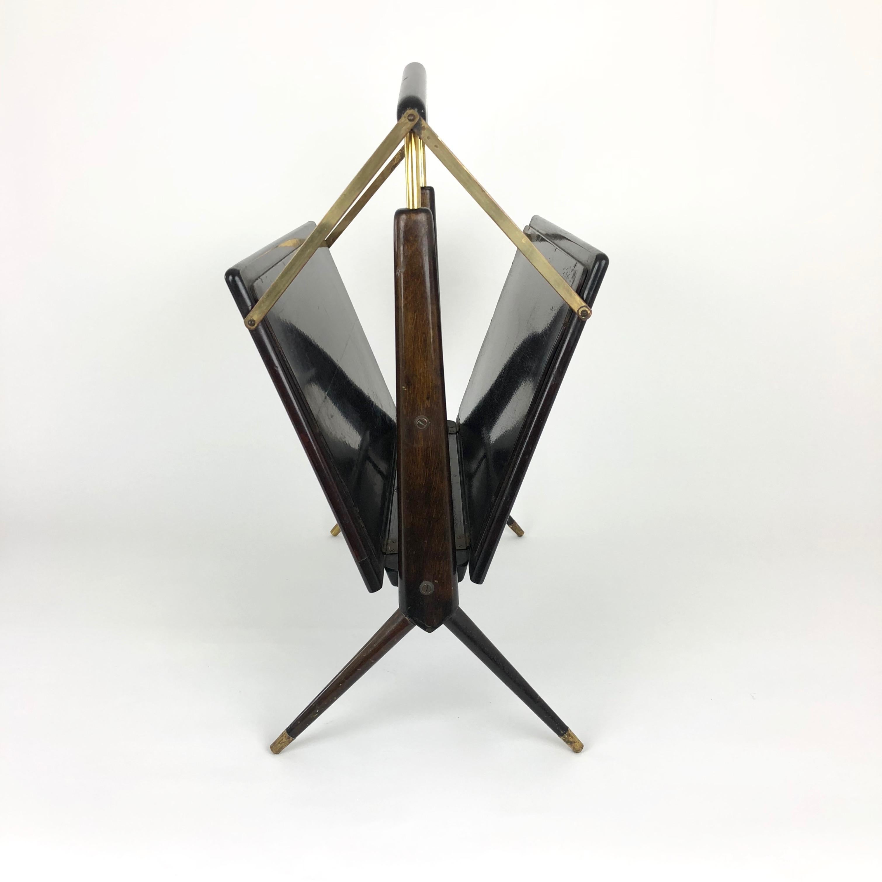 Italian Midcentury Magazine Rack in the Style of Ico Parisi, Wood and Brass In Good Condition For Sale In Rome, IT