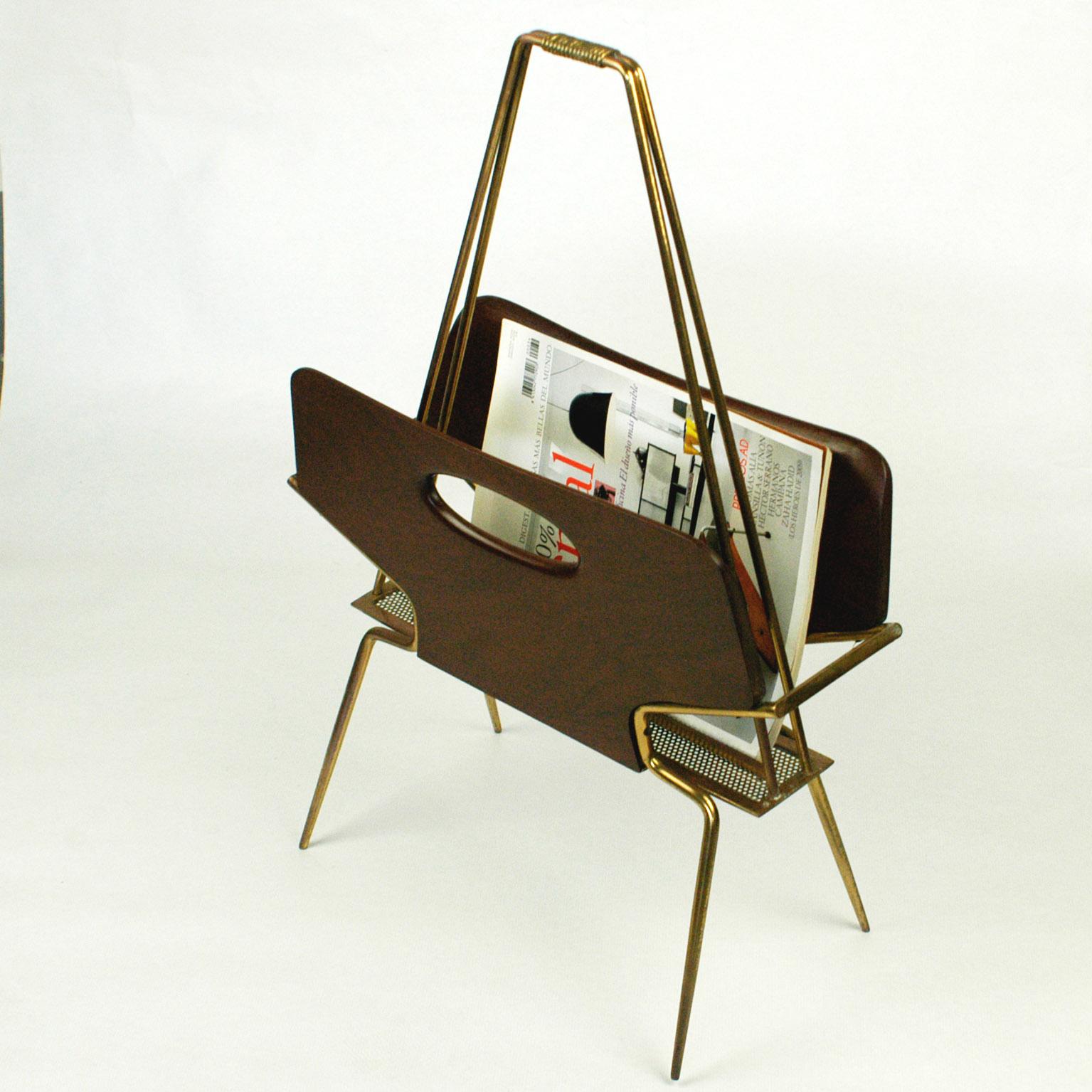 Italian Midcentury Mahogany and Brass Magazine Rack in the Style of Ico Parisi In Good Condition For Sale In Vienna, AT