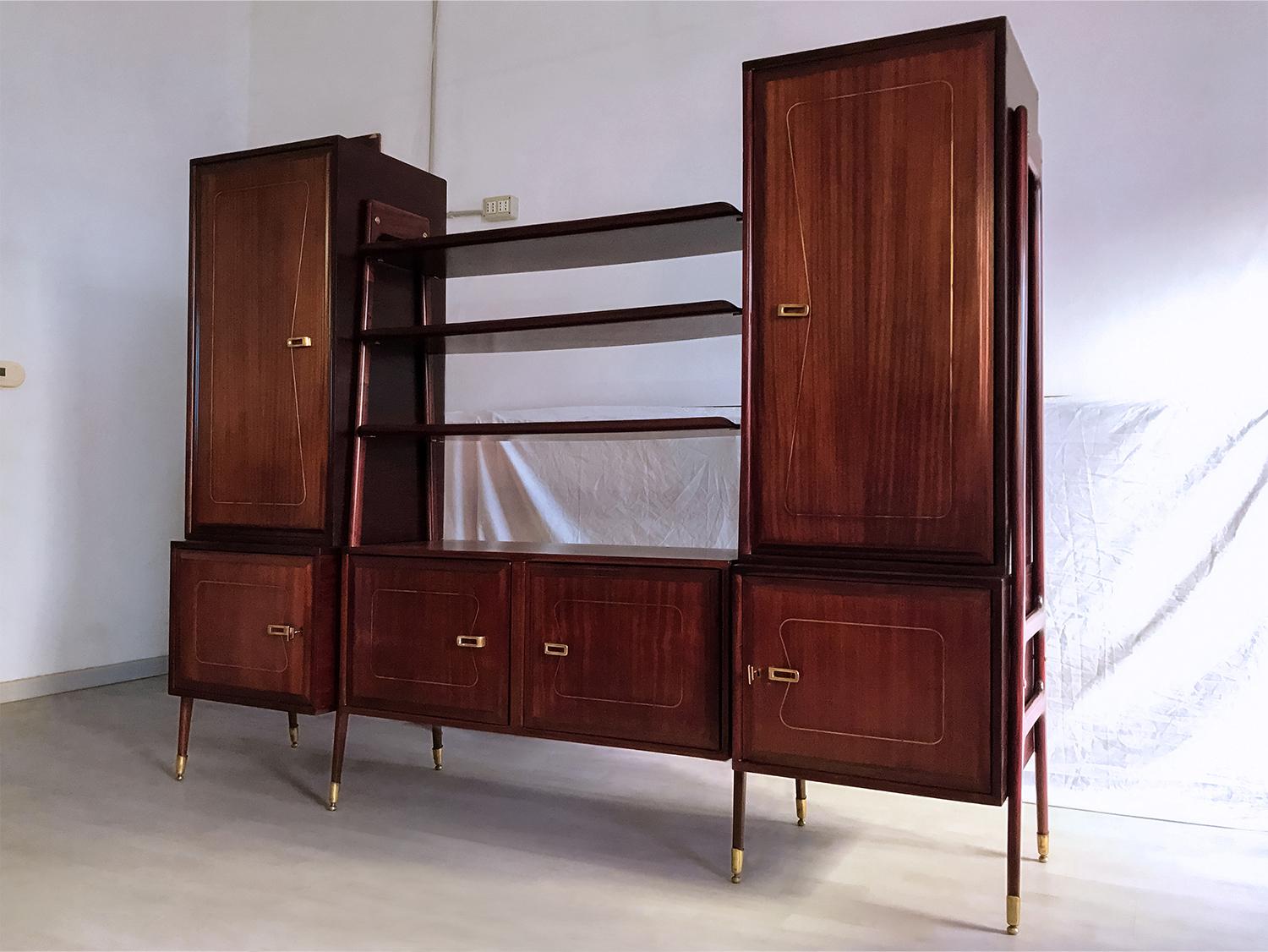 Amazing and unique design for this Italian Bookcase of the 1950s, attributed to La Permanente Mobili Cantù, with structure of mahogany wood veneer finished with brass details.
This Bookcase offers plenty of storage space with its three removable