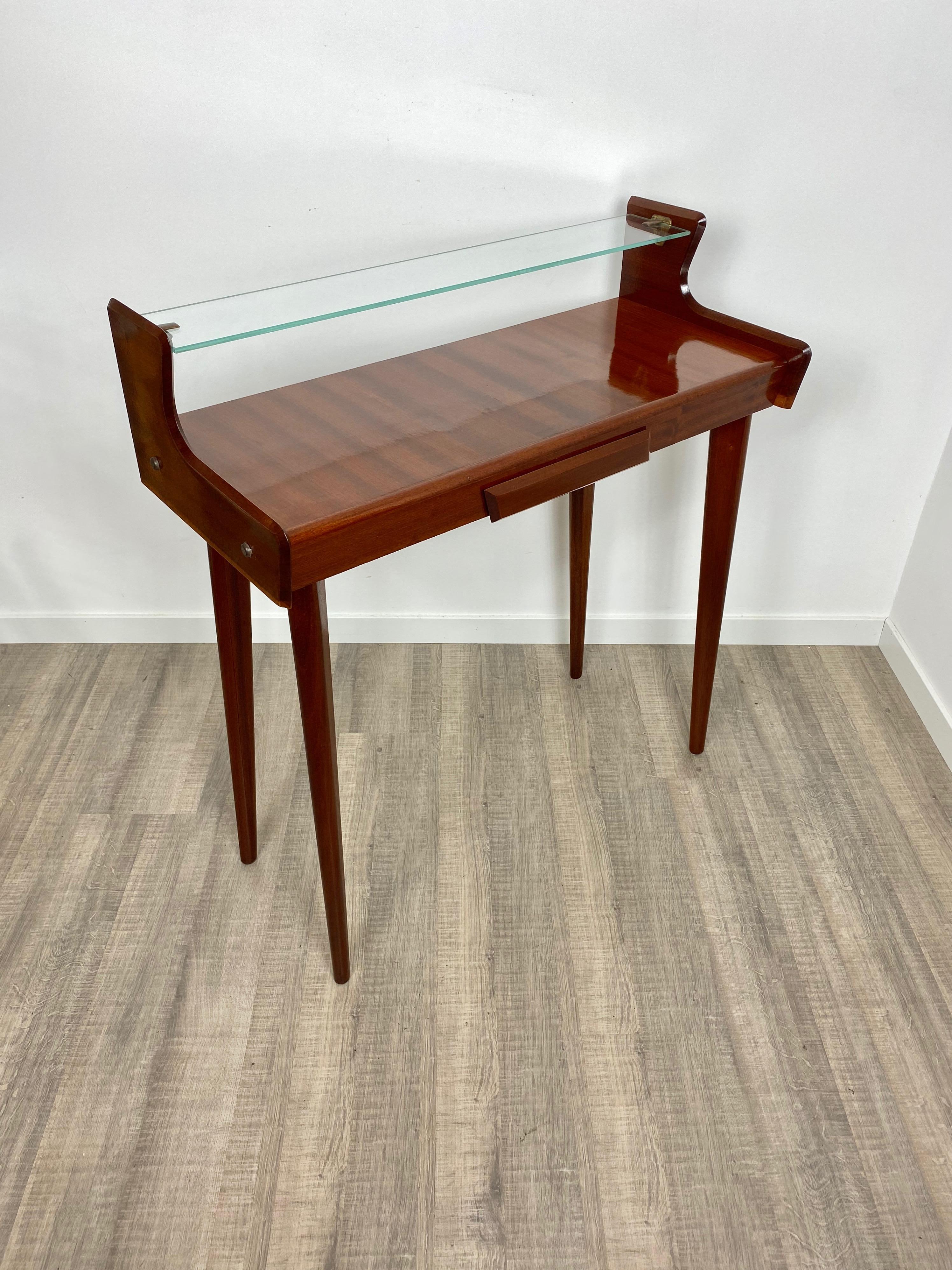 A splendid example of linear style typical of Italian design in the 1950s and 1960s.
Mahogany console in excellent condition, suitable for any environment; essential and elegant in its simplicity.
