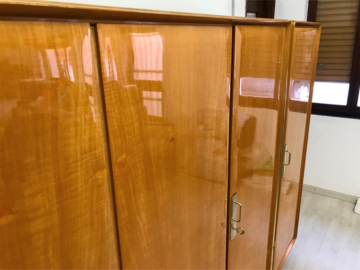 Italian Midcentury Maple Wardrobe by Silvio Cavatorta, 1950s 2