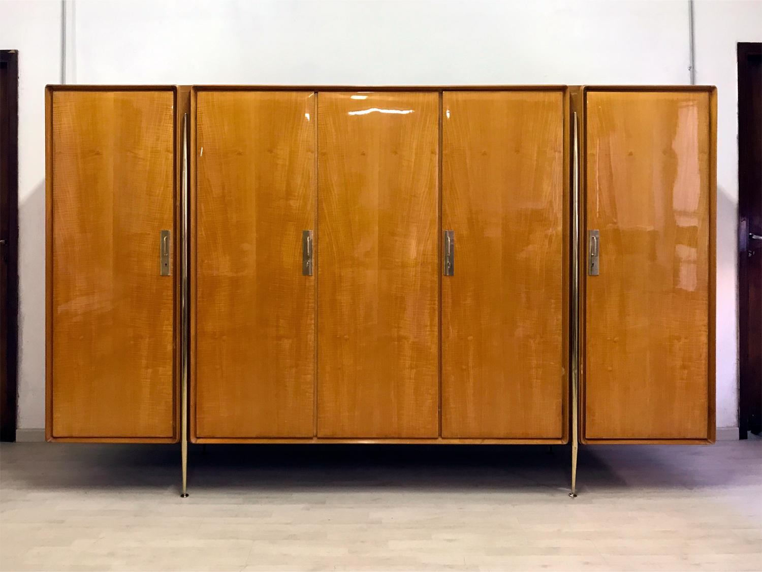 Very rare version for this stylish Italian wardrobe five doors, designed by Silvio Cavatorta in the 1950s,
Its uniqueness is given by the shiny yellow cabinet, unusually made of an amazing lacquered maple veneer, wonderfully detailed when viewed in