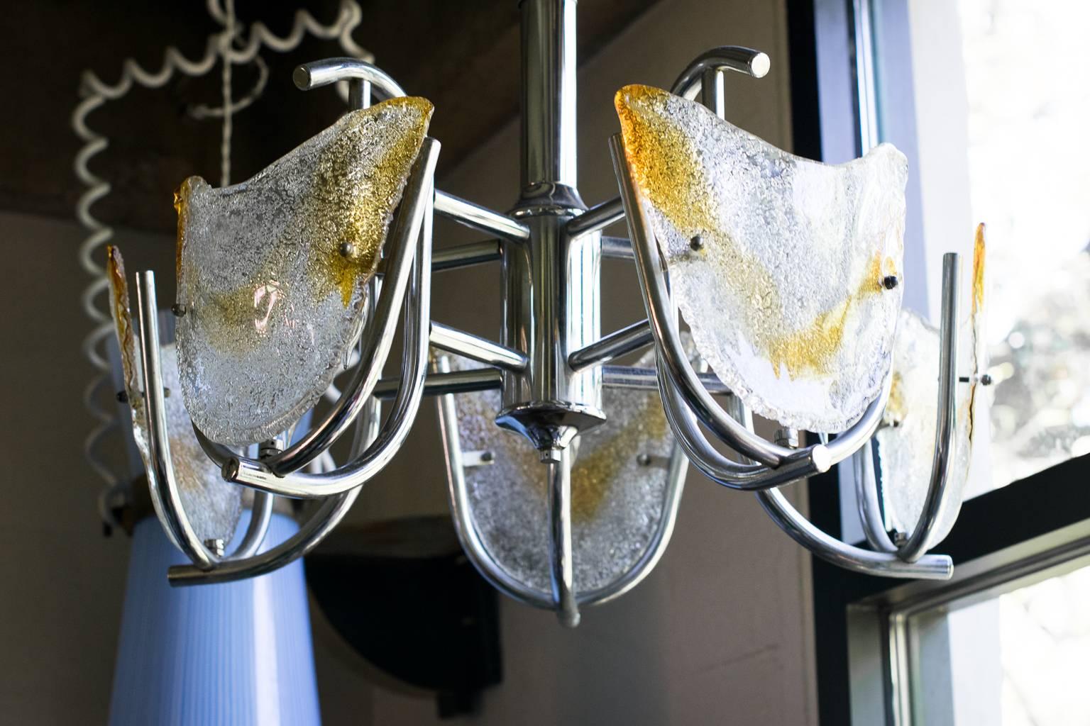 Italienischer Mazzega/Murano-Kronleuchter aus der Mitte des Jahrhunderts mit Chromrahmen und Bernsteinglas im Angebot 12