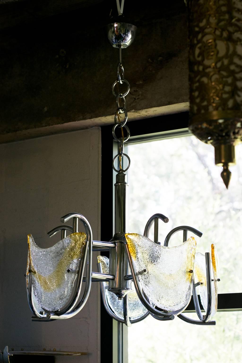 Italienischer Mazzega/Murano-Kronleuchter aus der Mitte des Jahrhunderts mit Chromrahmen und Bernsteinglas (Moderne der Mitte des Jahrhunderts) im Angebot