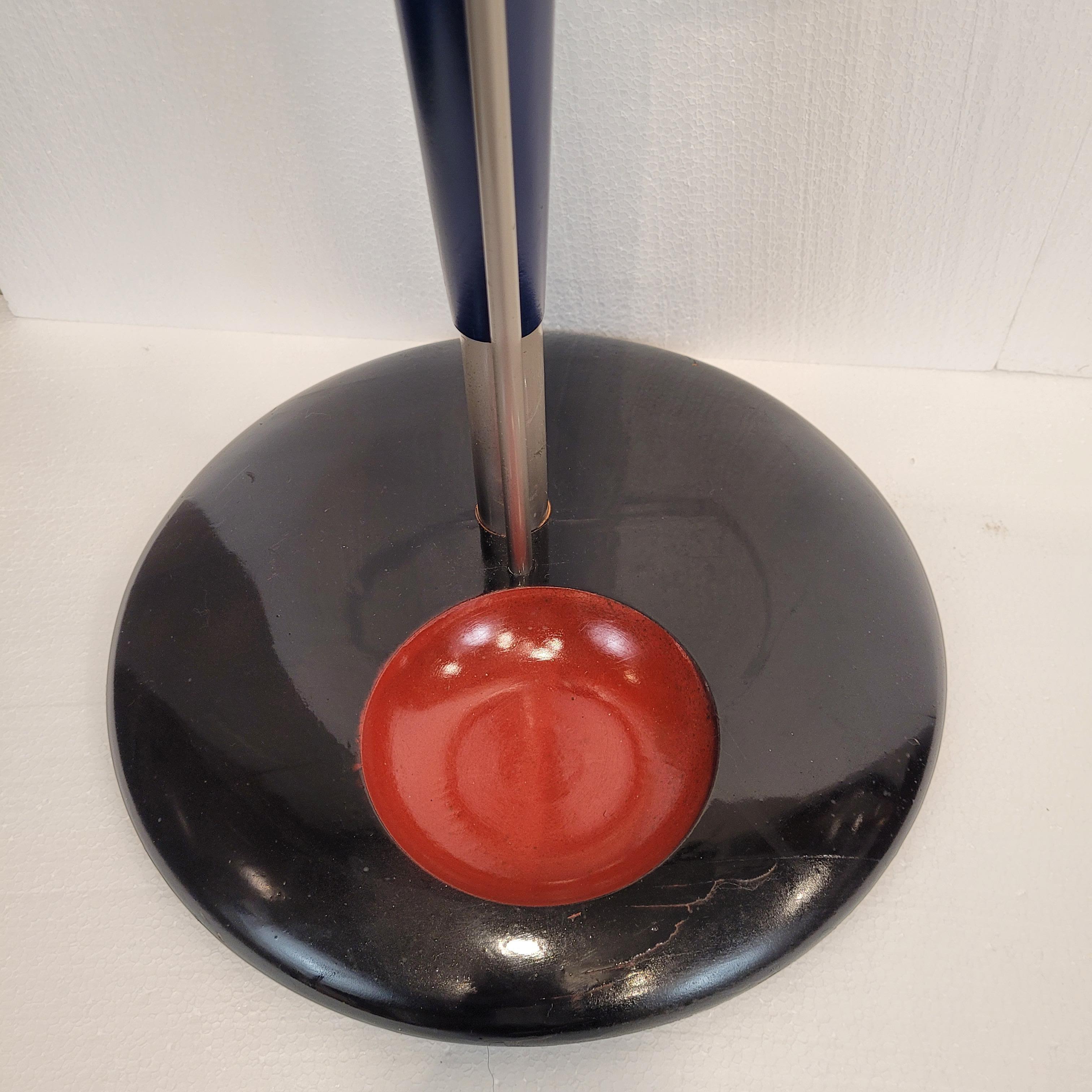 Estilo Memphis italiano de mediados de siglo  negro rojo Paragüero / Bastonero en venta 3