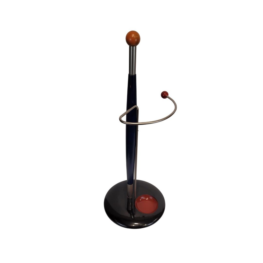 Divertido y original paragüero estilo Memphis, fabricado en los años 90 en Italia. Muy decorativa, refleja los principios estéticos de Ettore Sottsass, caracterizados por el uso de formas geométricas, colores vivos y materiales diversos. Su diseño