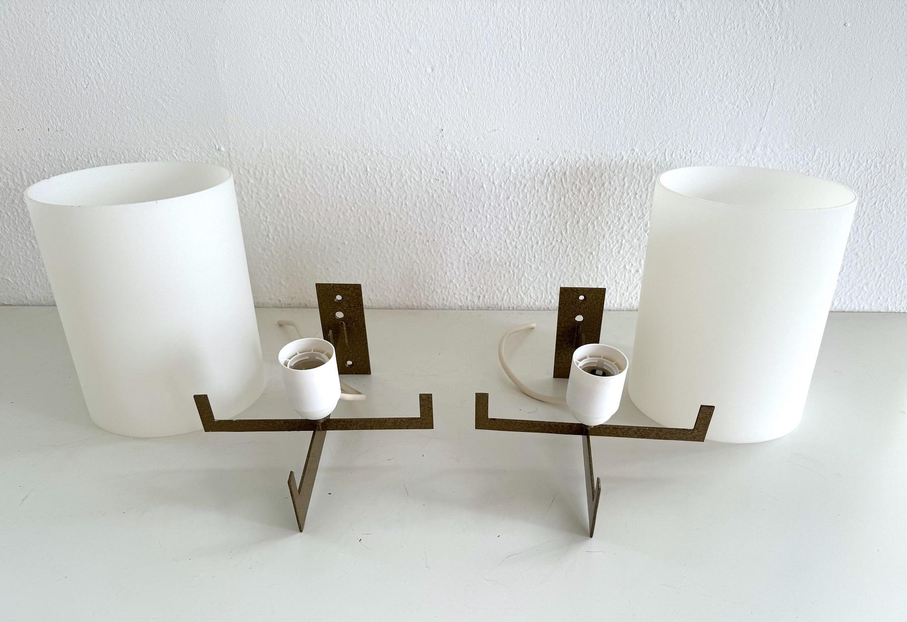 Italienische Wandleuchten aus der Mitte des Jahrhunderts mit Milchglas und Metall, 1960er Jahre im Angebot 4