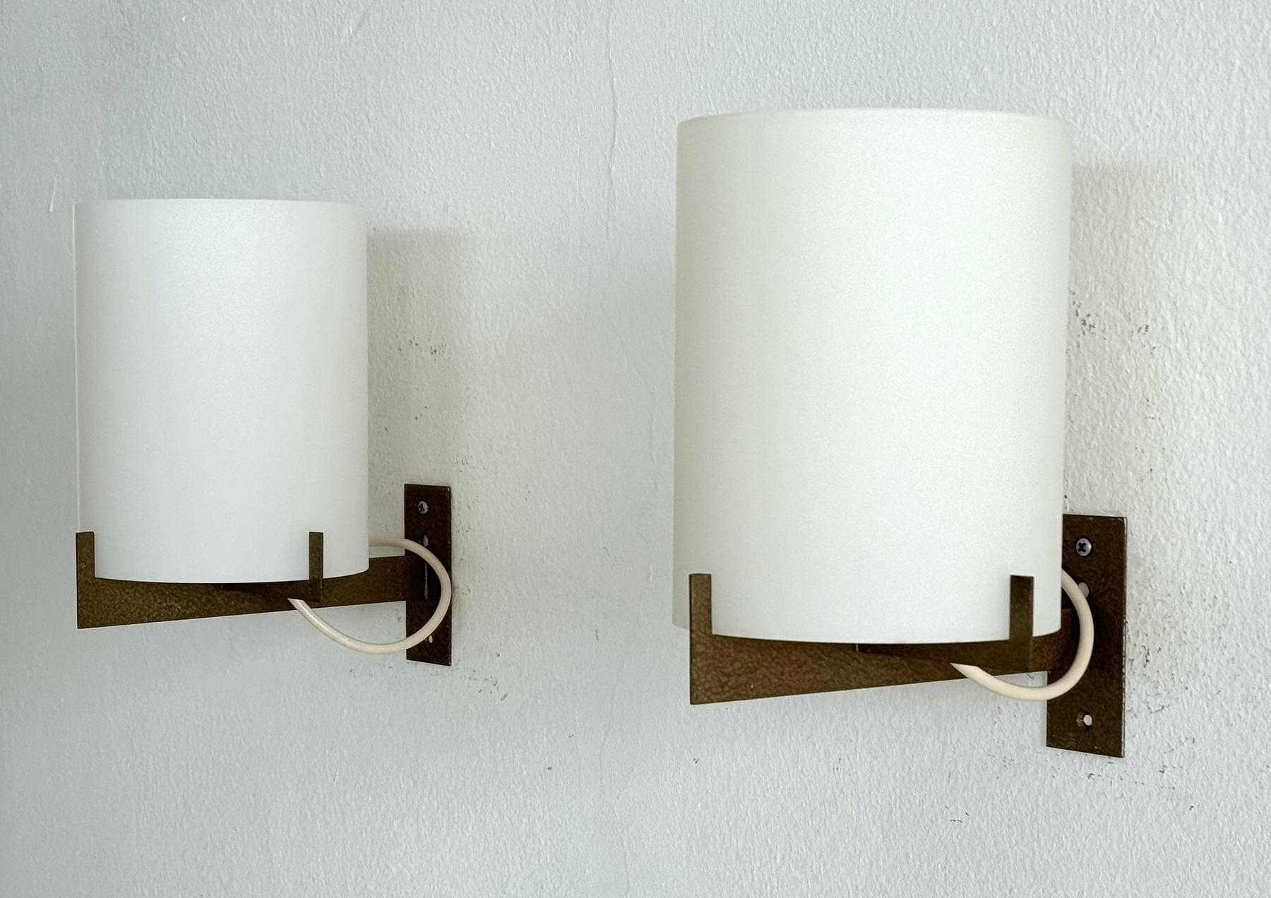 Italienische Wandleuchten aus der Mitte des Jahrhunderts mit Milchglas und Metall, 1960er Jahre (Moderne der Mitte des Jahrhunderts) im Angebot