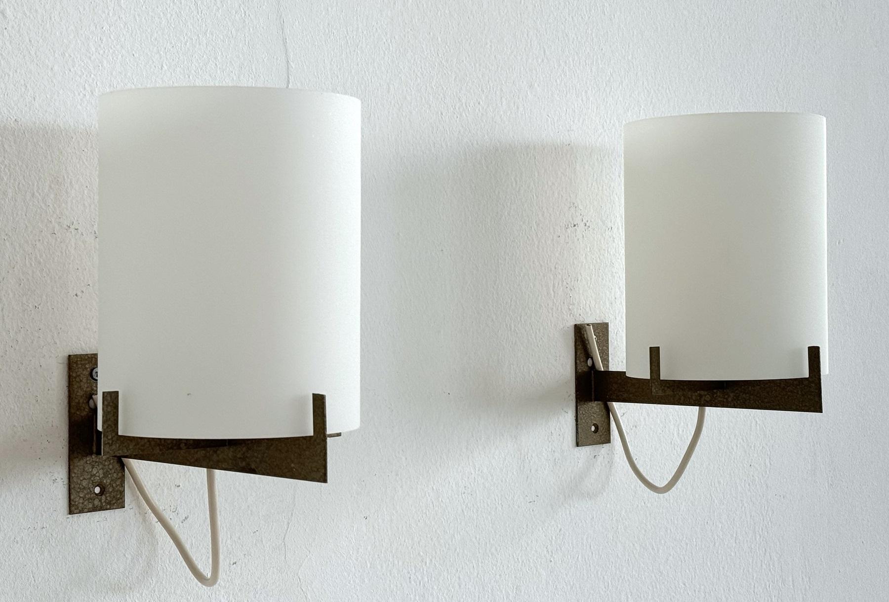 Italienische Wandleuchten aus der Mitte des Jahrhunderts mit Milchglas und Metall, 1960er Jahre (Mattiert) im Angebot