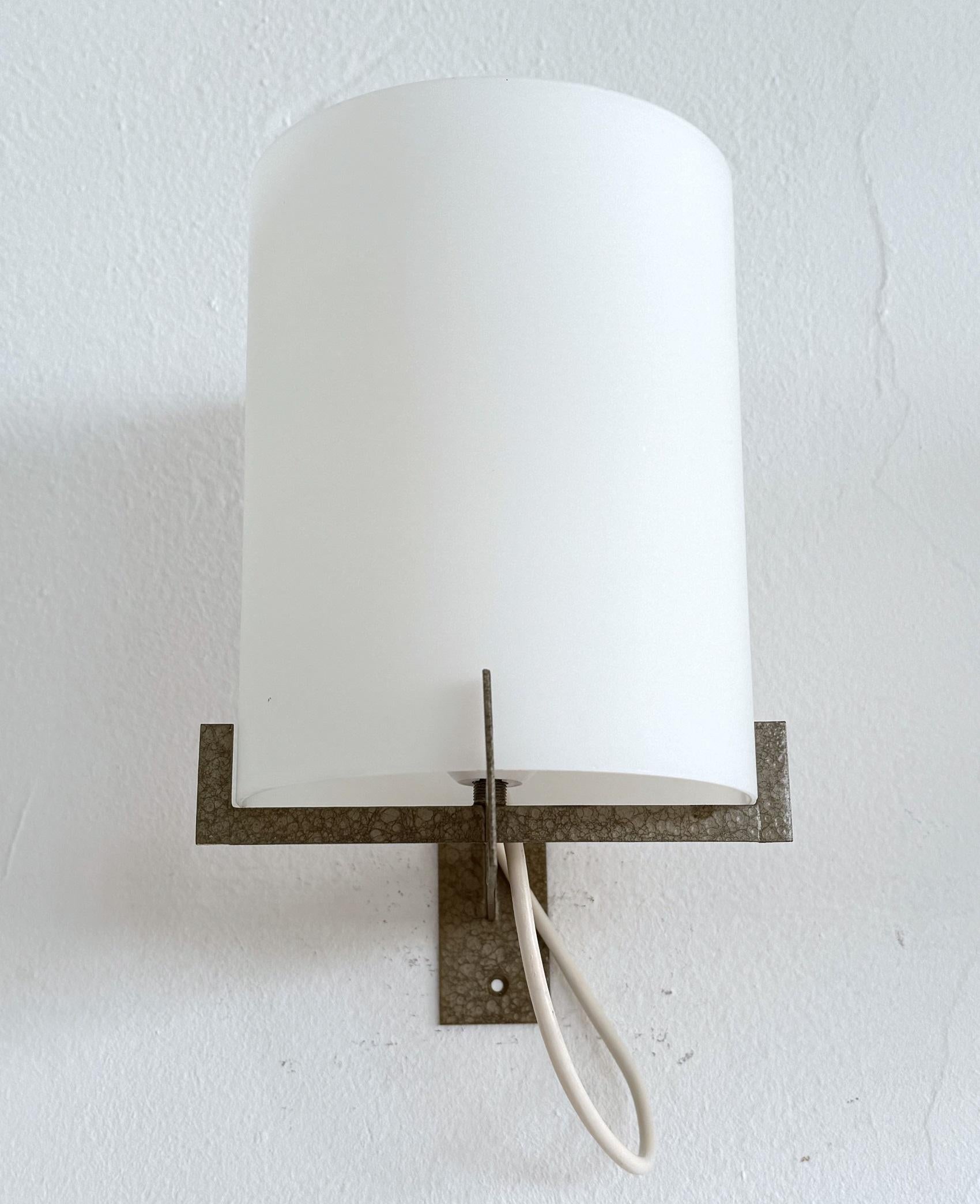 Italienische Wandleuchten aus der Mitte des Jahrhunderts mit Milchglas und Metall, 1960er Jahre im Angebot 1
