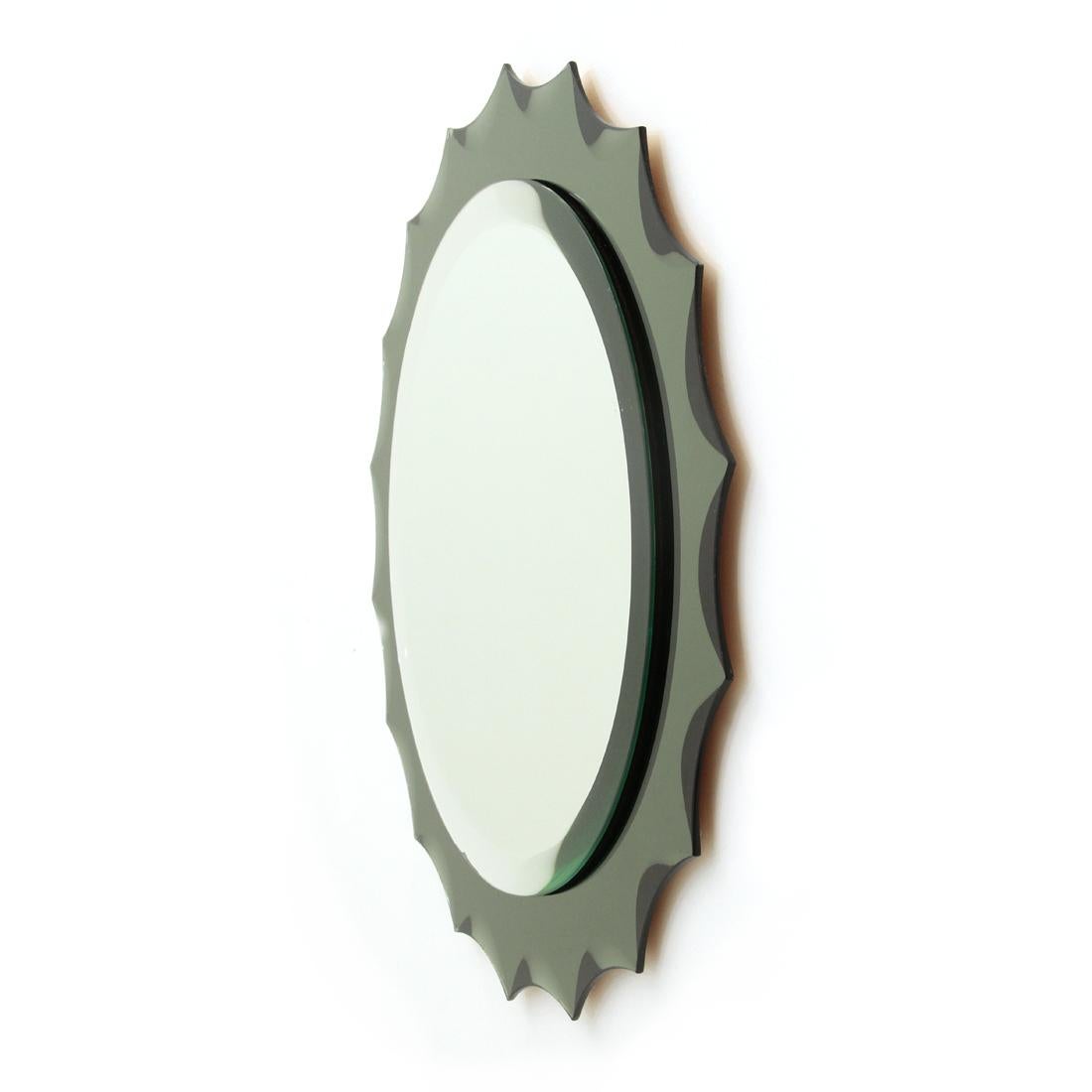 Italian manufacturing mirror produced in the 1970s.
Smoked mirror frame in the shape of sun with bevelled edges.
Circular mirror with bevelled edge.
Good general conditions, some signs due to normal use over time.

Dimensions: Diameter 67 cm -