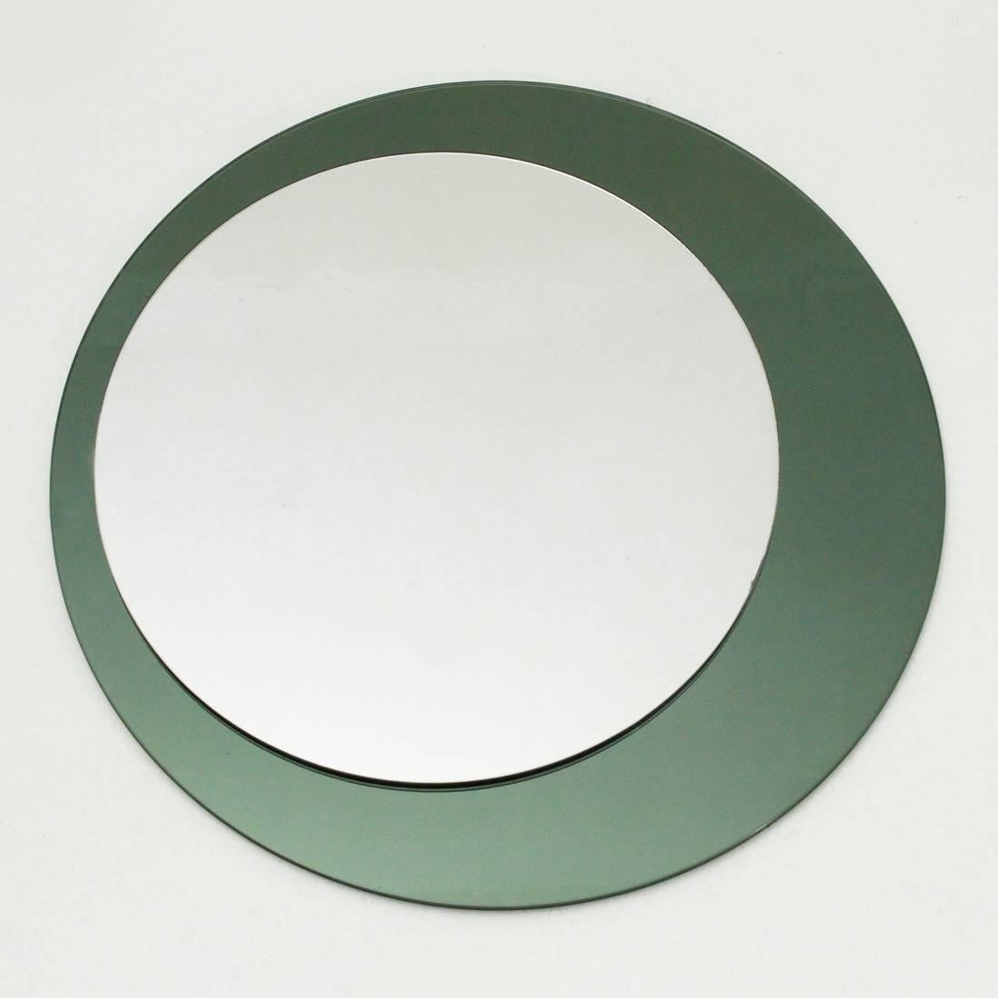 Italian mirror, 1970s production.
Mirror frame in smoked glass.
Circular mirror.
Possibility of being hung in various directions.
Good general conditions, some signs due to normal use over time.

Dimensions: Circumference 68 cm, depth 1.5