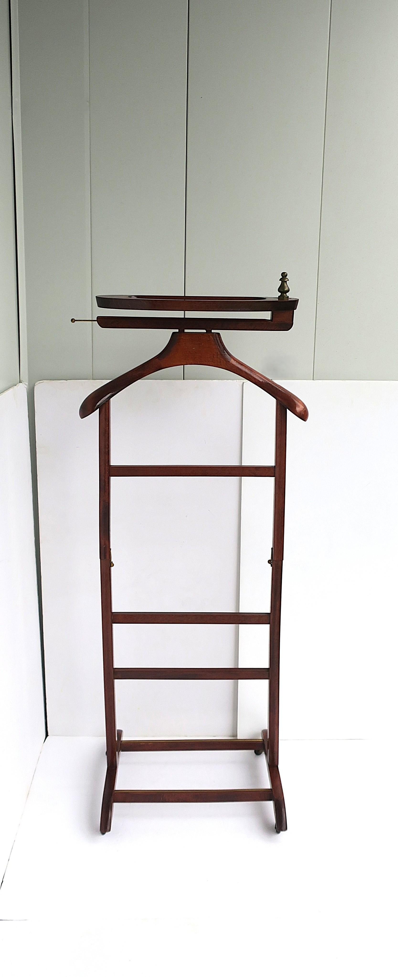 Ein italienischer Kleiderständer, Midcentury Modern Design Periode. circa Mitte des 20. Ein wunderschön gefertigter Kleiderständer aus kirschbraunem Holz auf kleinen Rädern. Valet kann ein Hemd, einen Mantel, eine Hose, eine Krawatte, Schuhe (unten)