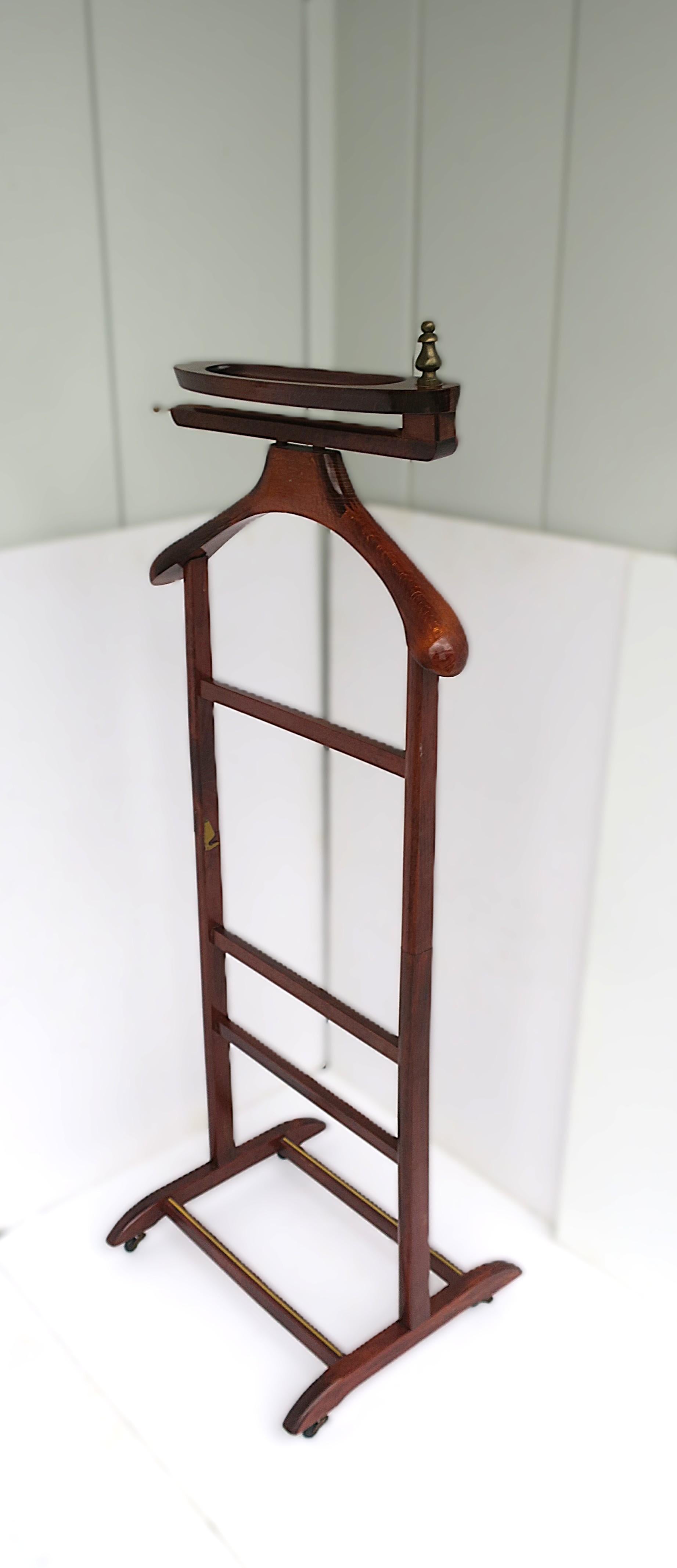 Italienischer Kleiderständer aus der Mitte des Jahrhunderts (Moderne der Mitte des Jahrhunderts) im Angebot