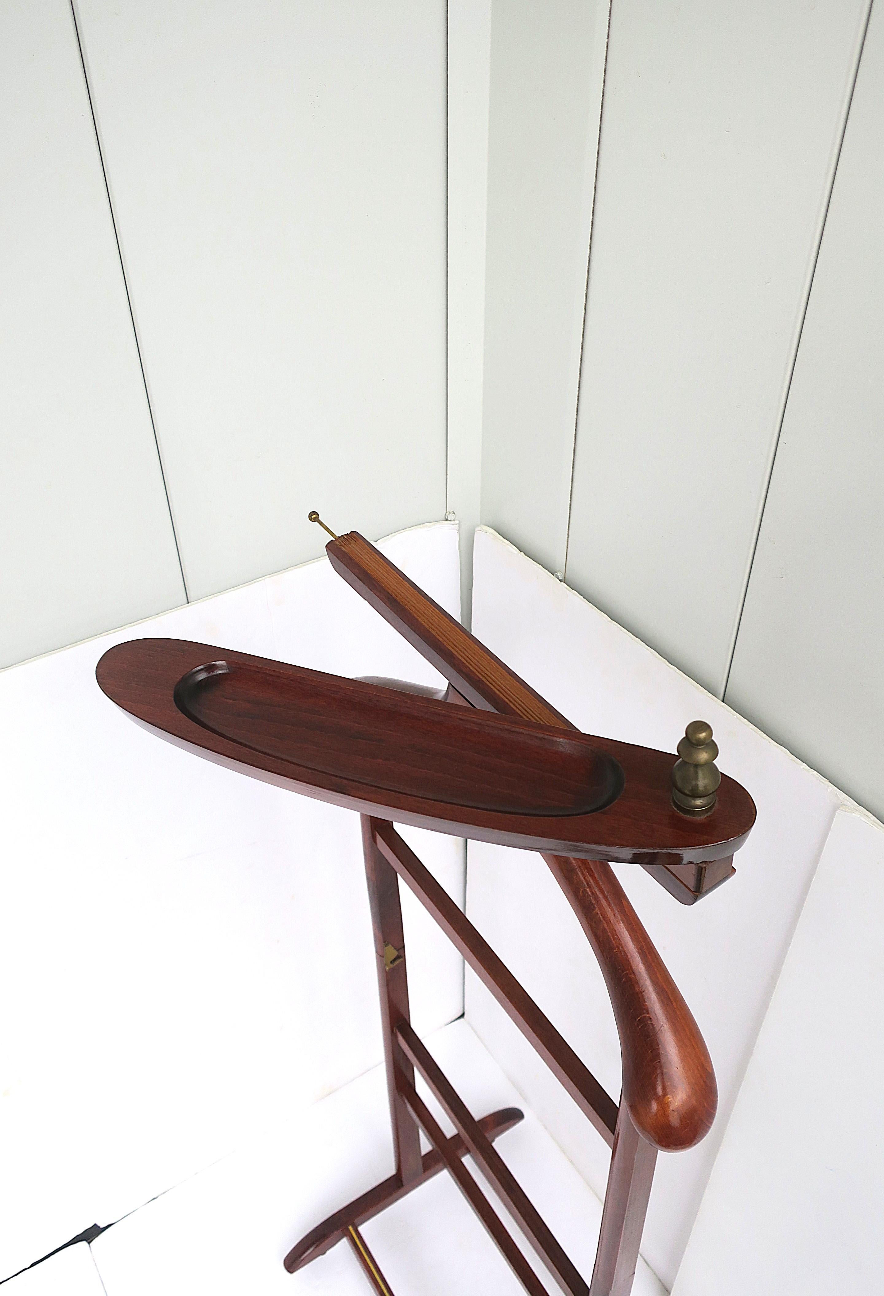 Italienischer Kleiderständer aus der Mitte des Jahrhunderts (Holz) im Angebot