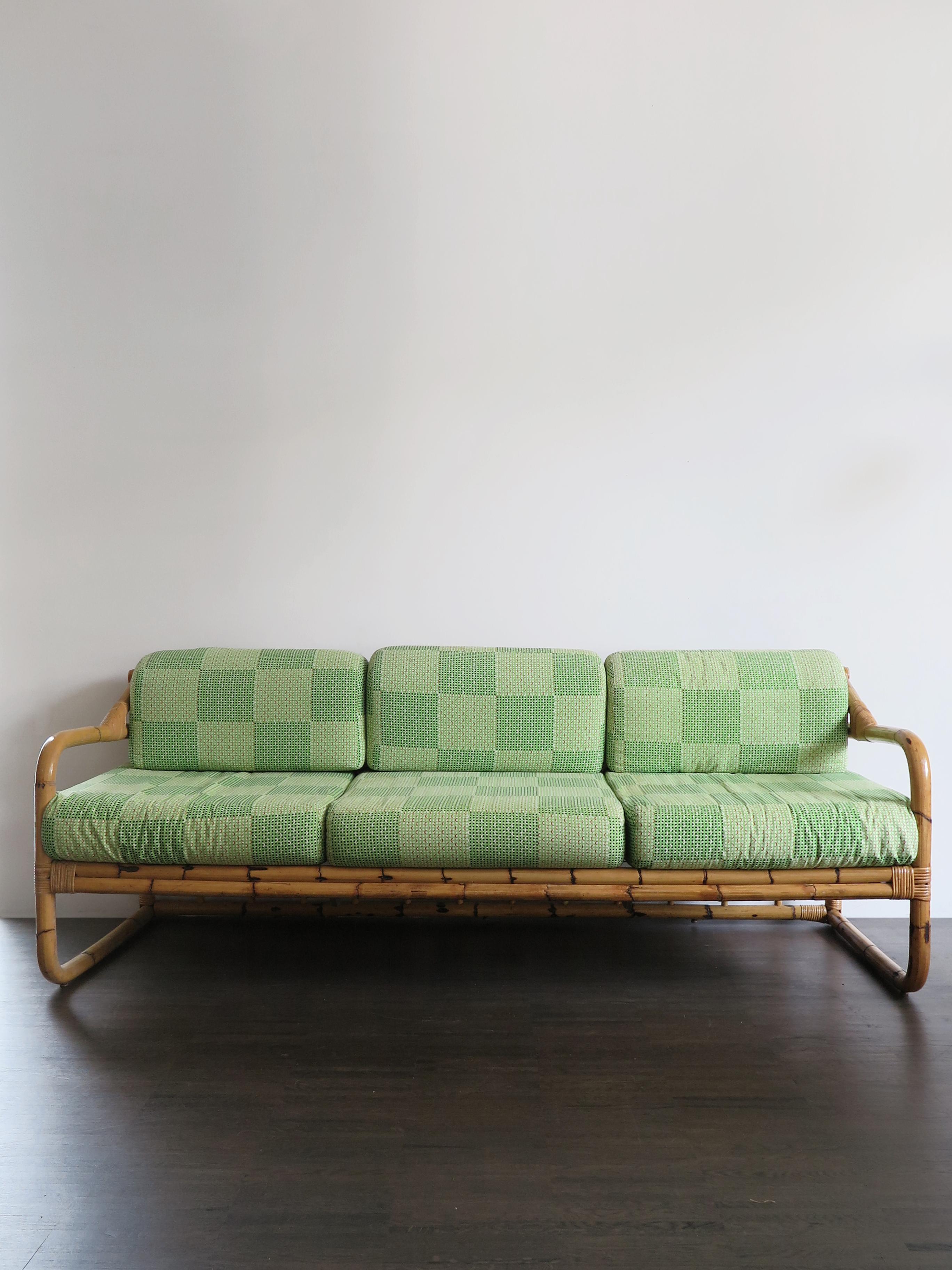 Italian mid-century modern design sofa bed in the style of Bonacina with bamboo frame and cushions with original fabric of the period and metal bed base, Italy 1960
Please note that the sofa bed is original of the period and this shows normal signs