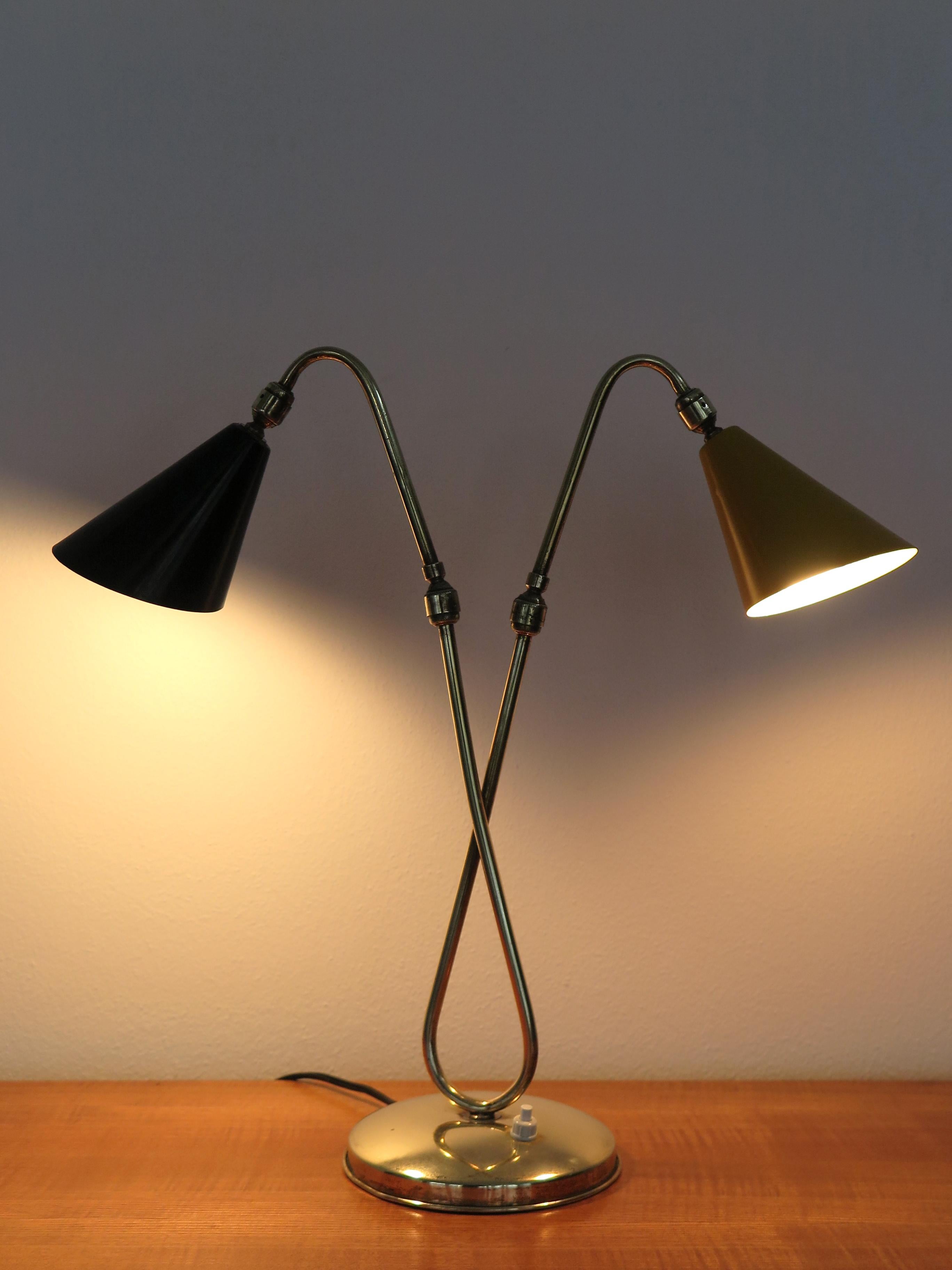 Lampe de table articulée italienne au design moderne du milieu du siècle, avec base et tiges en laiton et abat-jour en aluminium laqué, production Italie années 1950.

Veuillez noter que la lampe est d'origine de l'époque et qu'elle présente des