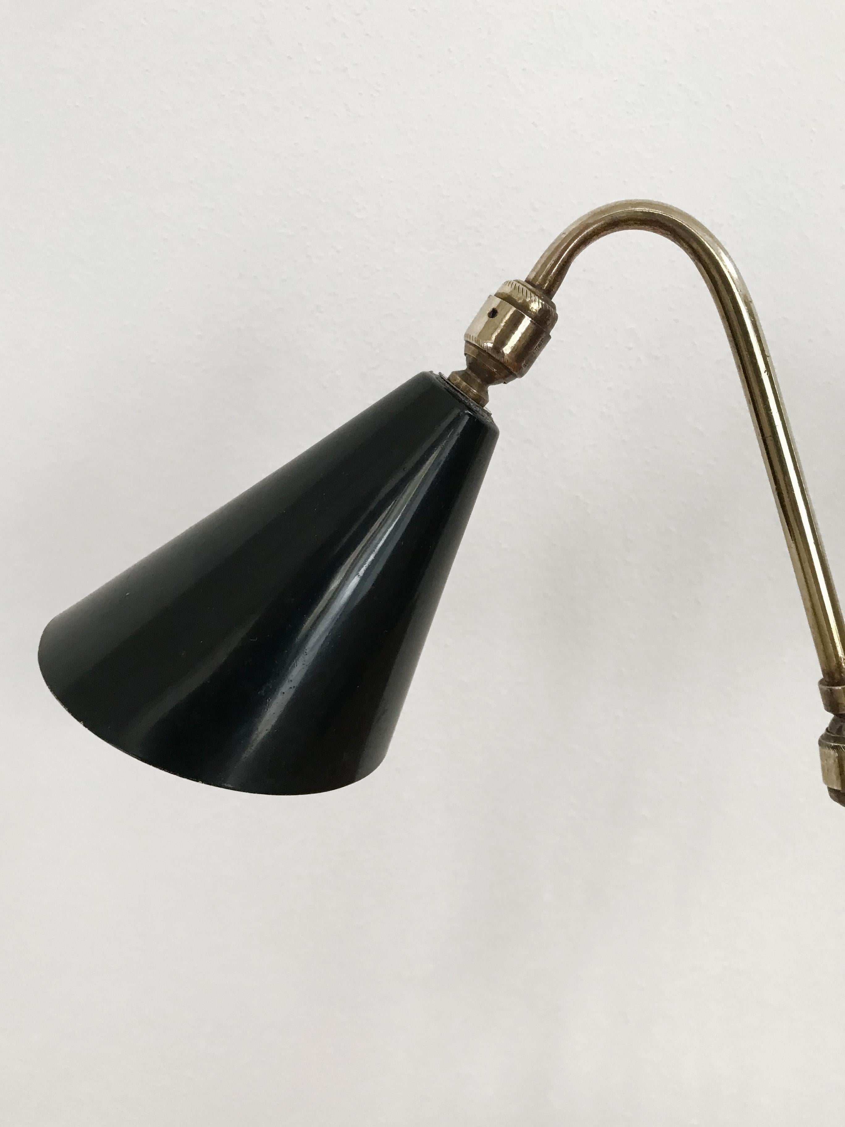 Lampe en métal noir, jaune et laiton, design Modernity italien du milieu du siècle dernier, années 1950 en vente 3