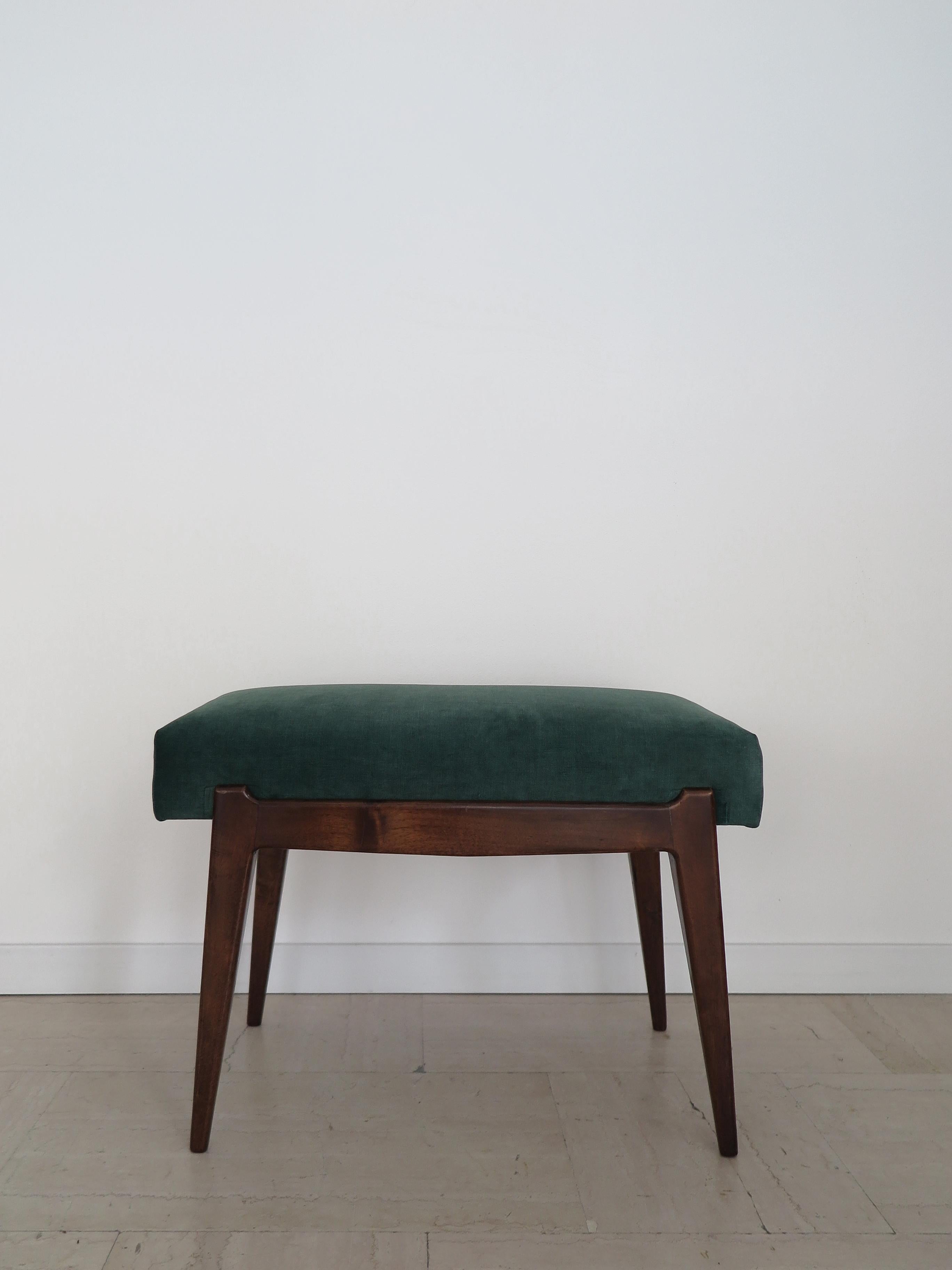 Banc italien au design moderne du milieu du siècle, avec structure en bois et assise rembourrée recouverte de velours vert,
Production italienne des années 1950

Veuillez noter que le banc est d'origine de la période et ceci montre des signes