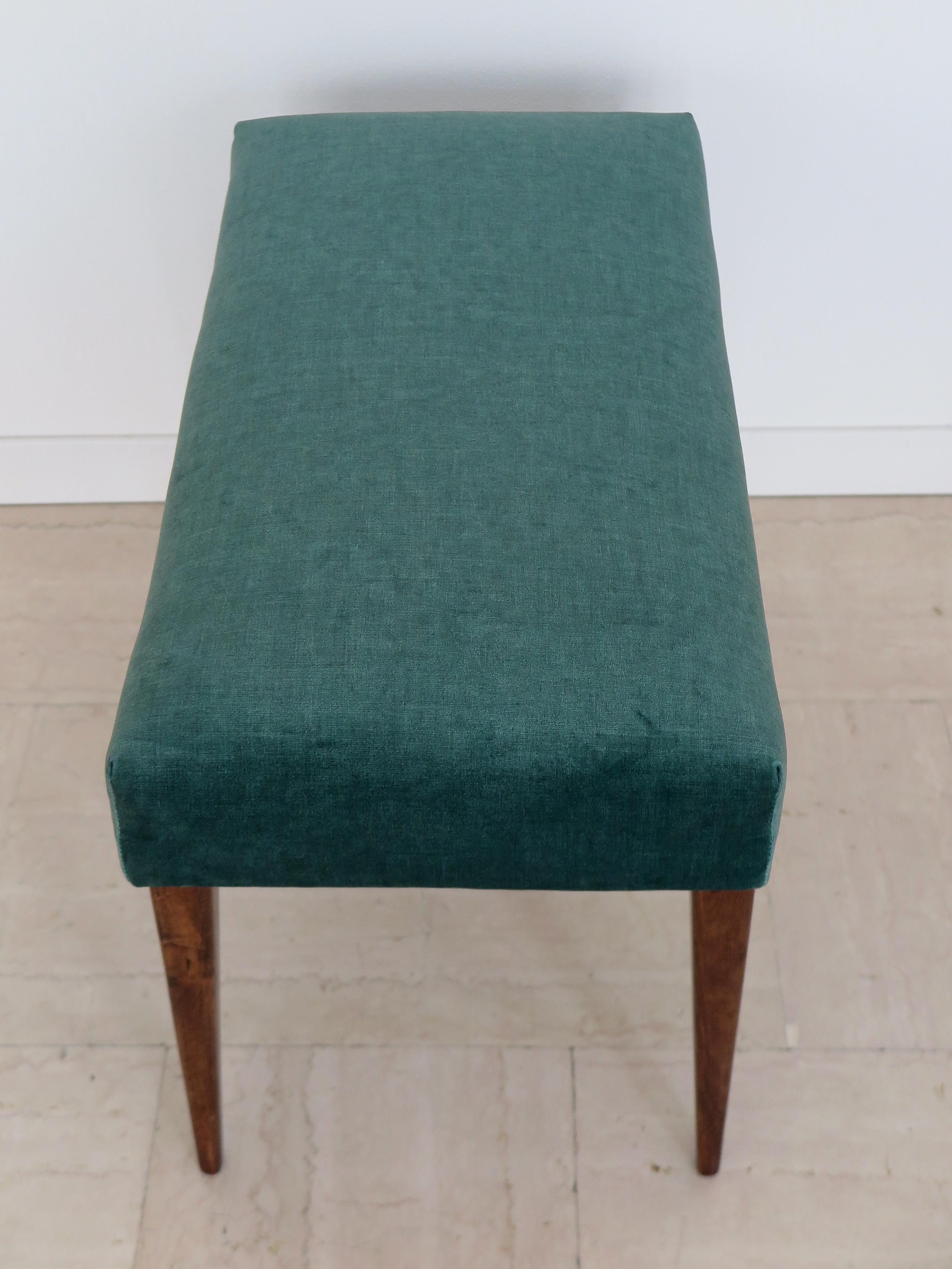 Banc italien en bois massif et velours vert de conception moderne du milieu du siècle dernier, années 1950 Bon état - En vente à Reggio Emilia, IT
